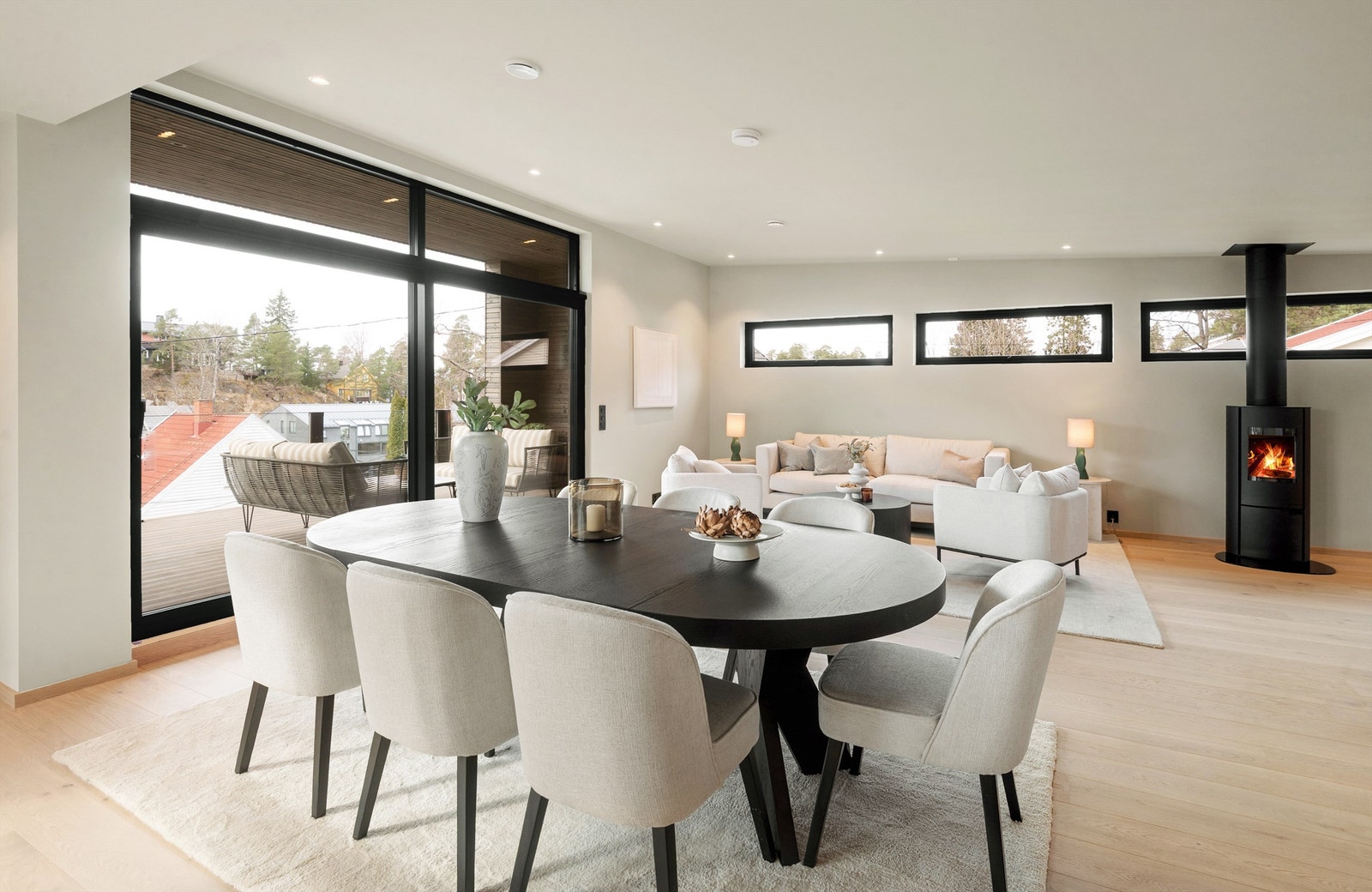 Store vindusflater og utgang til balkong gir rikelig med lys og en god romfølelse. Galleribilde