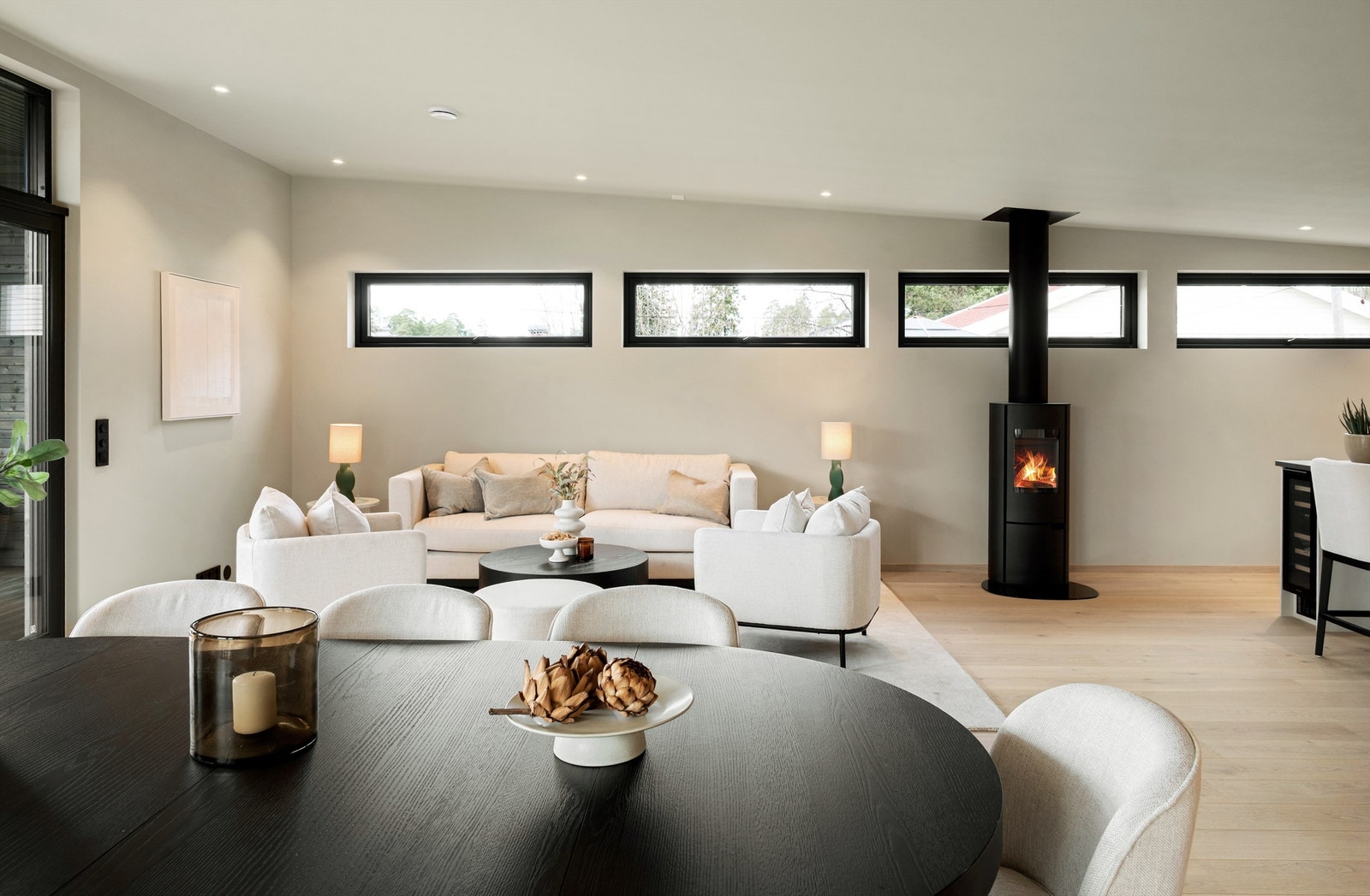 Flere soner gir rom for både sofagruppe og spisebord. Galleribilde