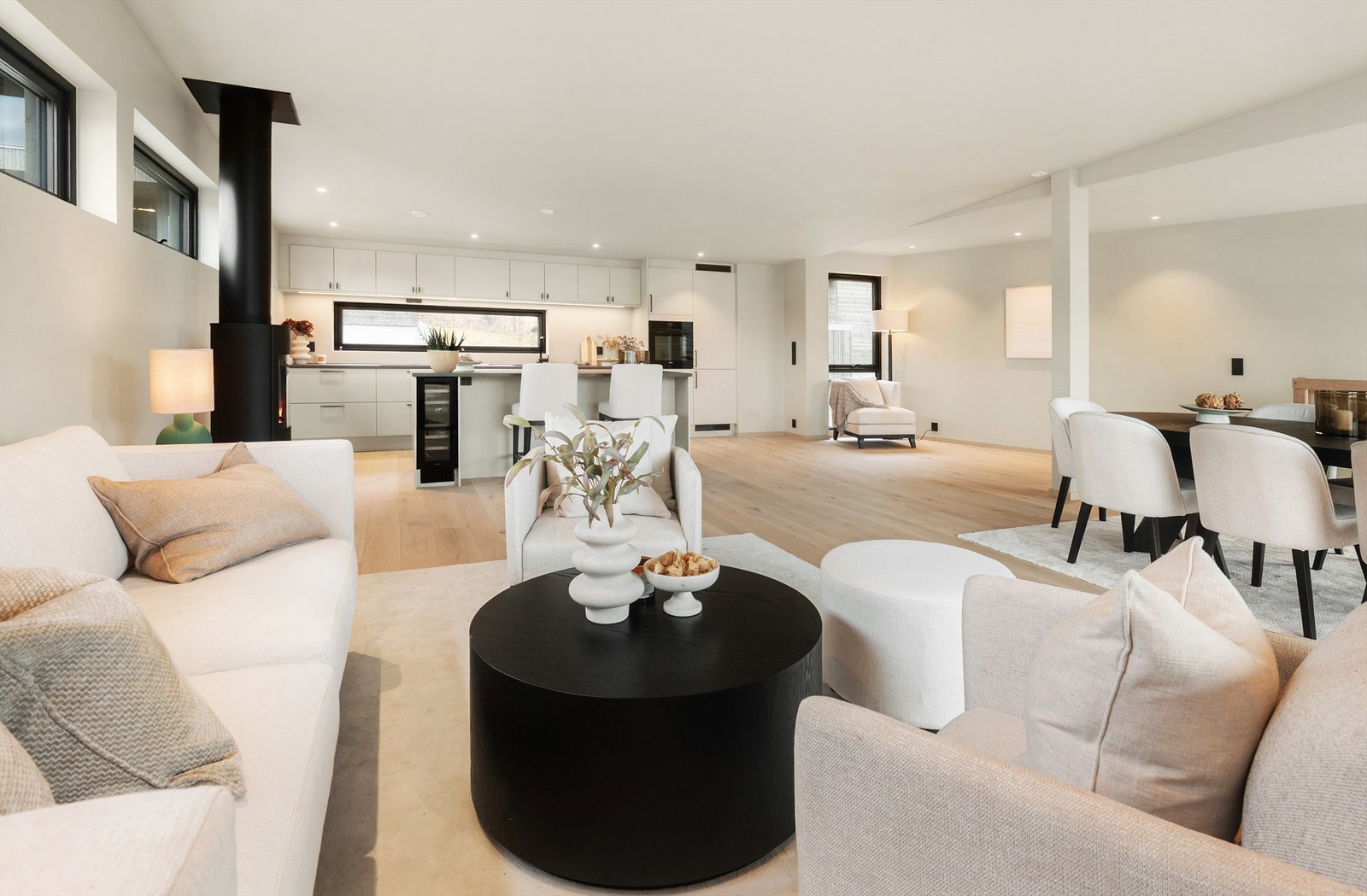 En gjennomtenkt planløsning med god flyt mellom de ulike sonene i rommet. Galleribilde