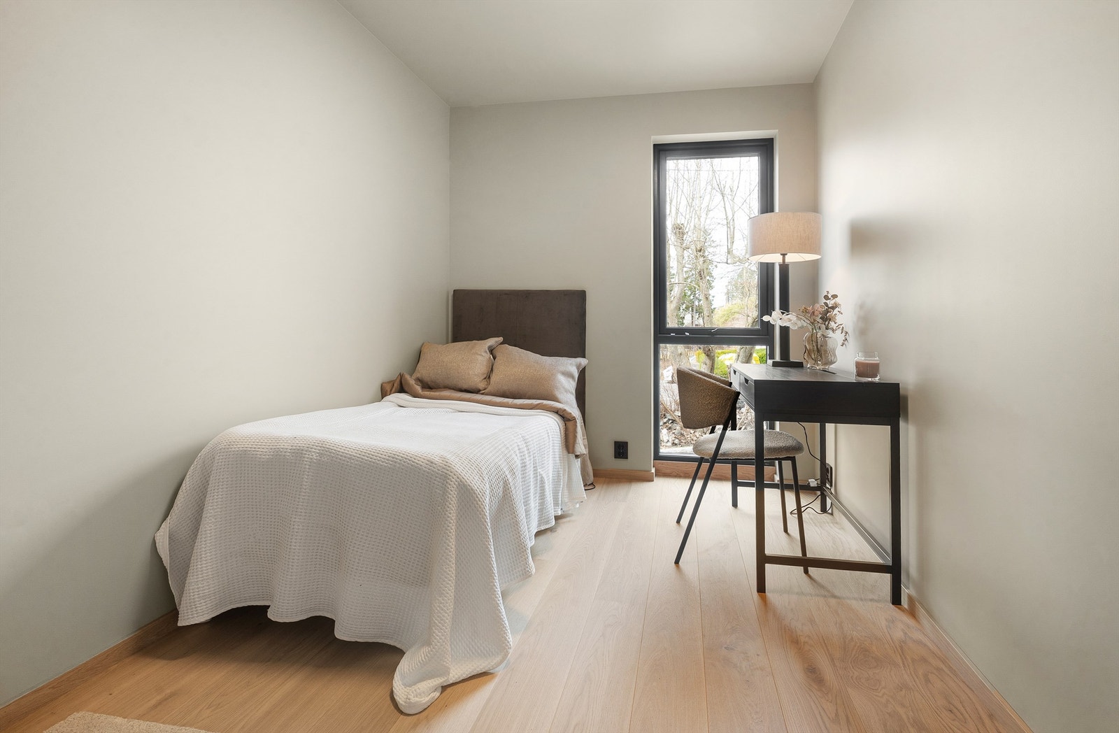 Et av de tre soverommene på ca. 7,9 m², ideelt som barnerom eller gjesterom. Galleribilde