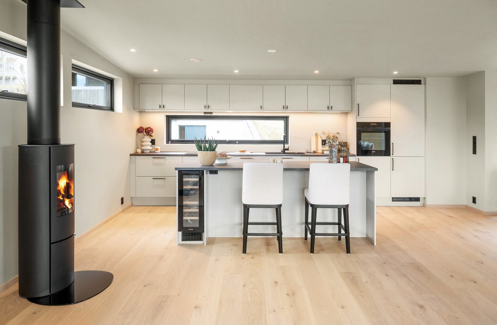 Kjøkkenet er ytterligere påkostet og har en stor kjøkkenøy som fungerer som et naturlig samlingspunkt. Galleribilde