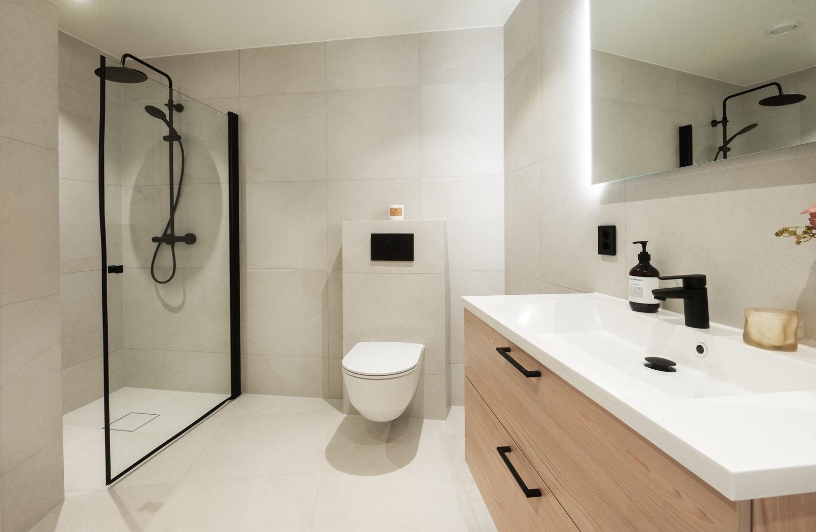 Det andre badet i etasjen er utstyrt med dusjhjørne med glassvegg og vegghengt toalett. Galleribilde