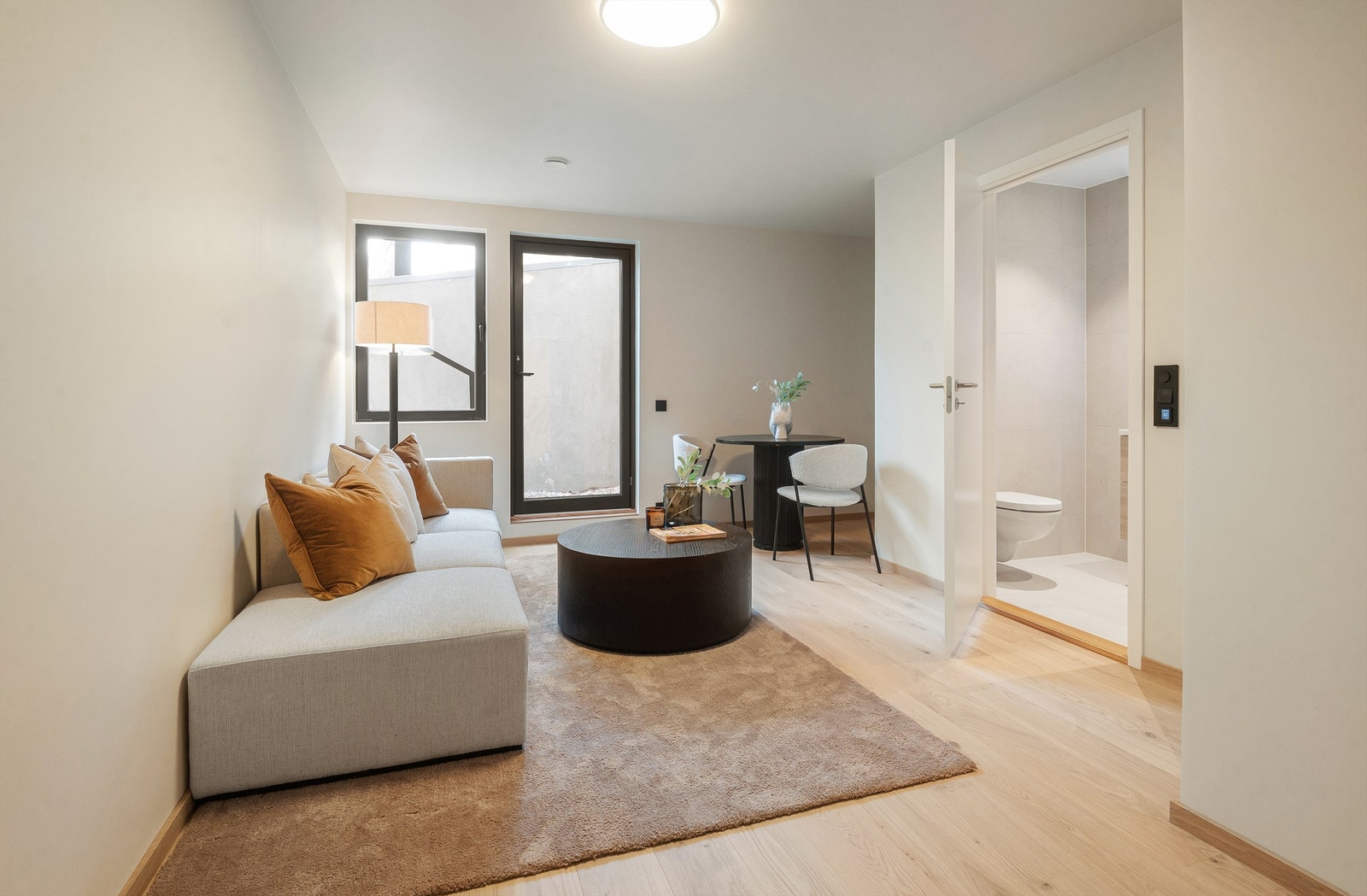 Et lunt og hyggelig rom med plass til sofagruppe. (Ikke varig oppholdsrom) Galleribilde