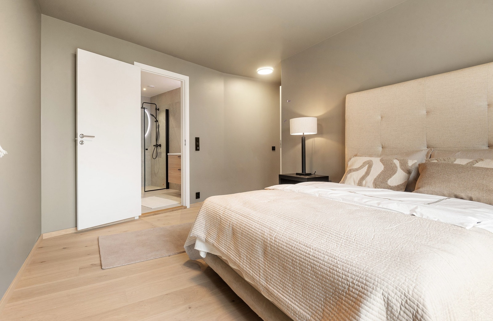 Fra hovedsoverommet er det direkte adkomst til et av etasjens to bad. Galleribilde