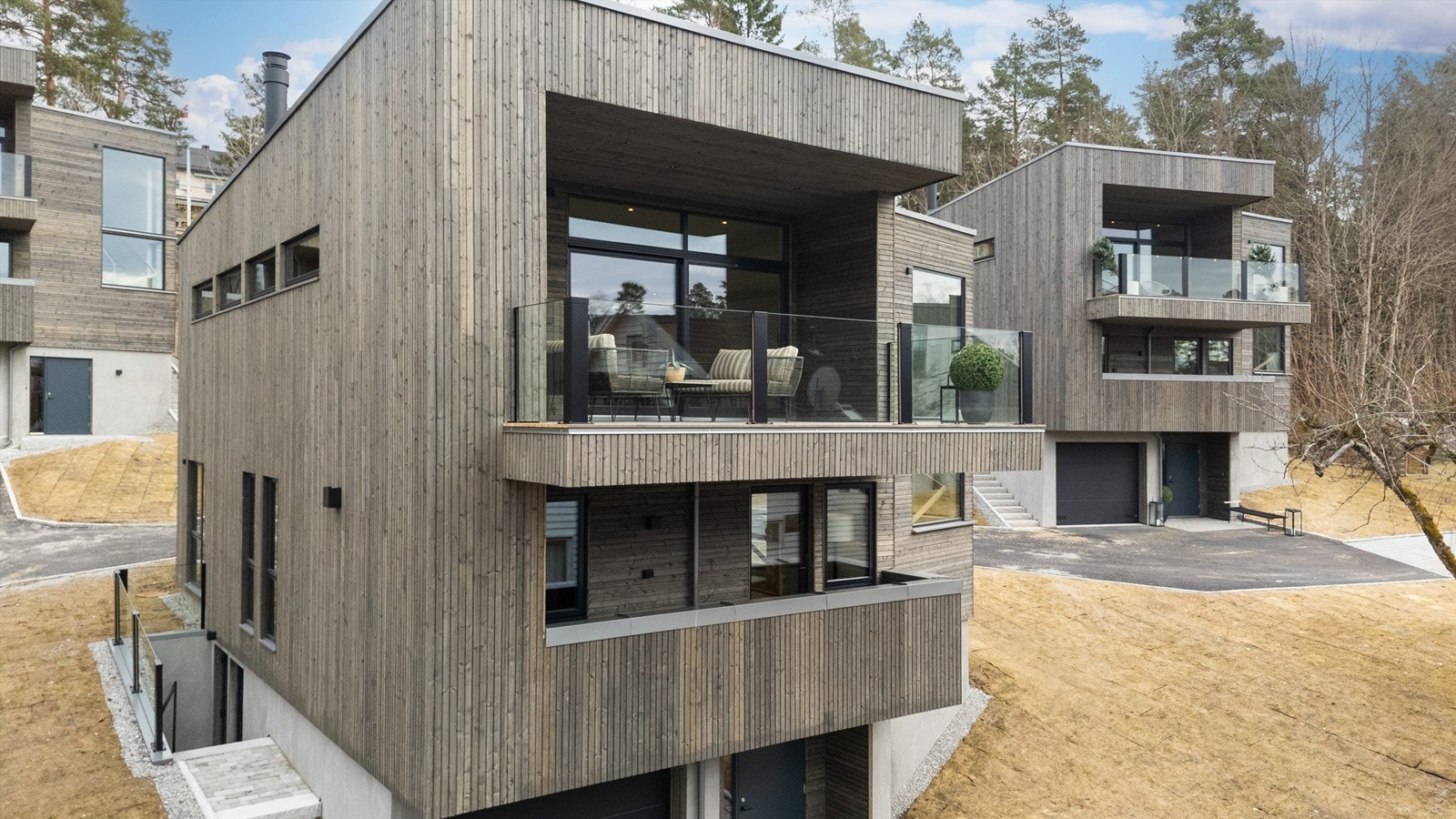 Boligen er høyt og tilbaketrukket beliggende på "solsiden" av Åsdalsveien, i et populært og barnevennlig nabolag. Galleribilde