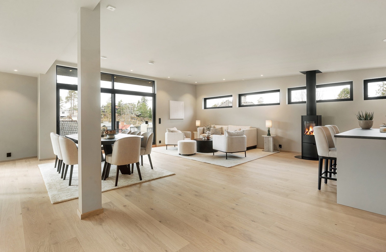 Den åpne planløsningen mellom stue og kjøkken skaper en sosial og innbydende atmosfære. Galleribilde