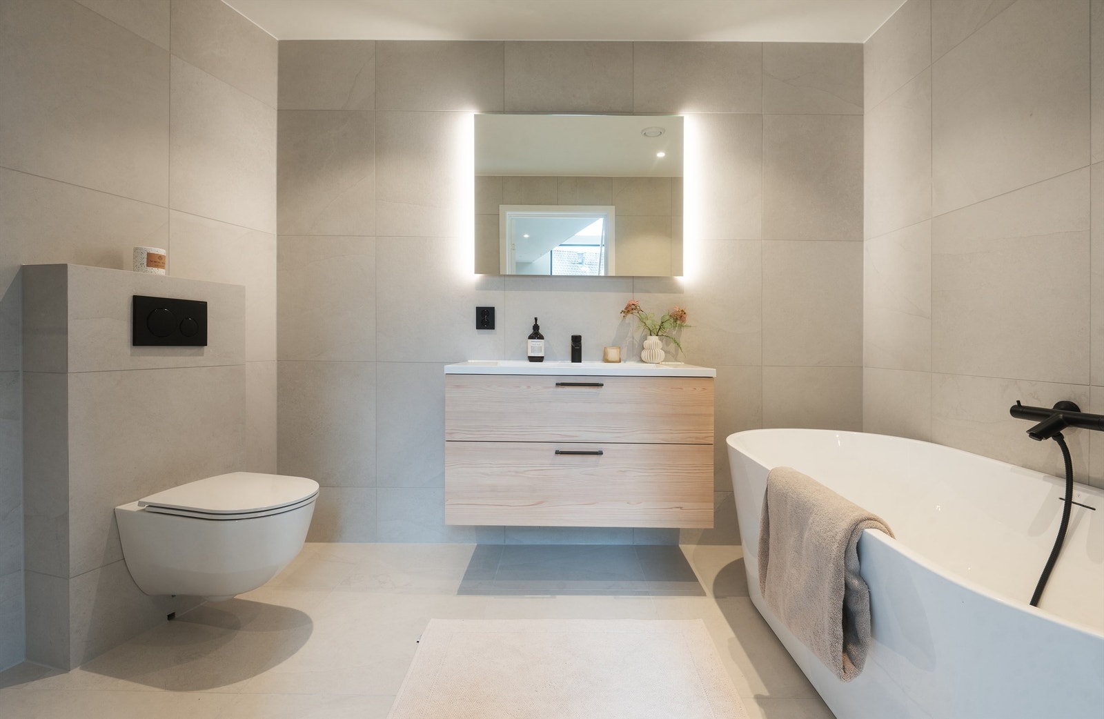 Hovedbadet i første etasje er påkostet, med delikate materialvalg, badekar og vegghengt toalett. Galleribilde