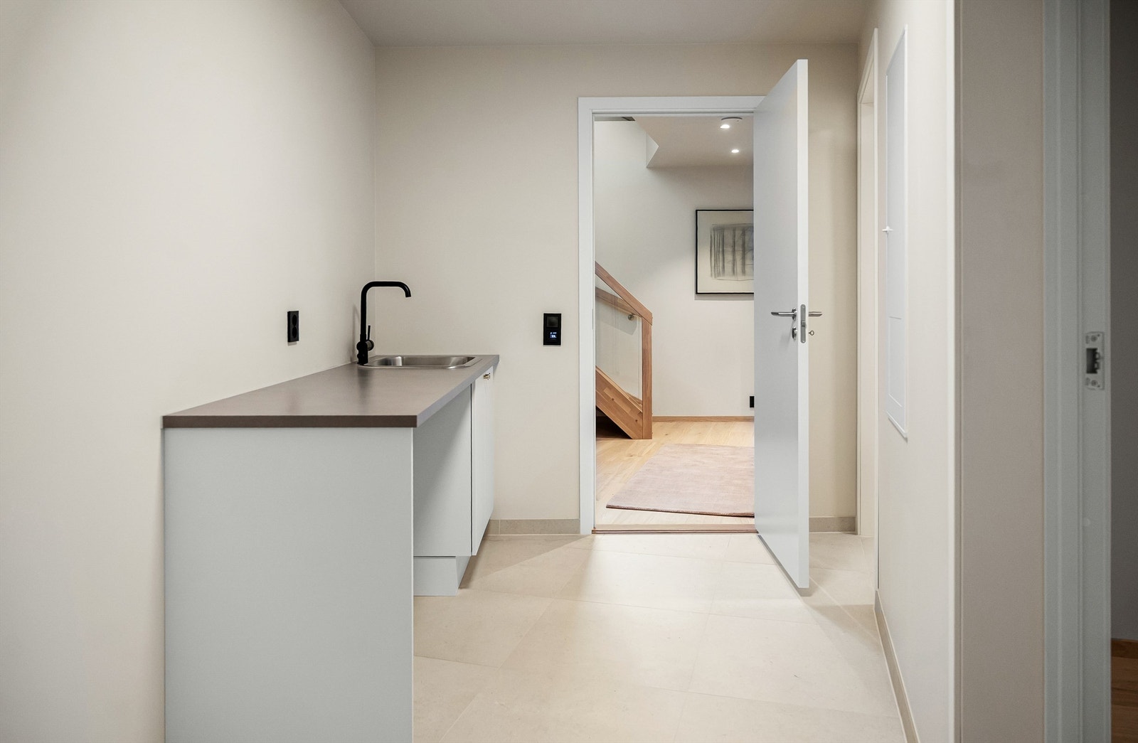 Praktisk og separat vaskerom i underetasjen, med egen utslagsvask og god plass til vaskemaskin og tørketrommel. Galleribilde