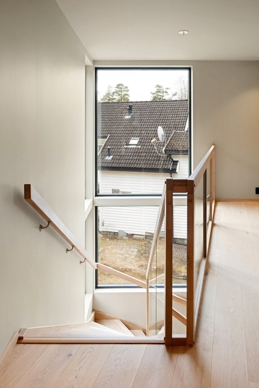 Store vindusflater i trappeløpet gir rikelig med dagslys nedover i etasjene. Galleribilde