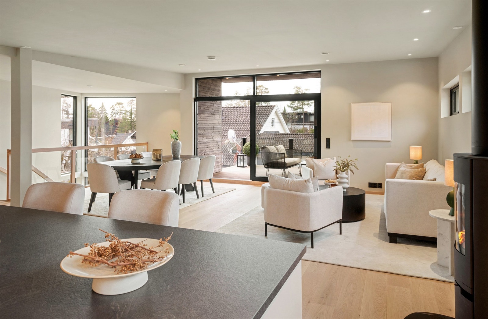 Utsyn fra kjøkkenet mot stue og spisestue. Galleribilde