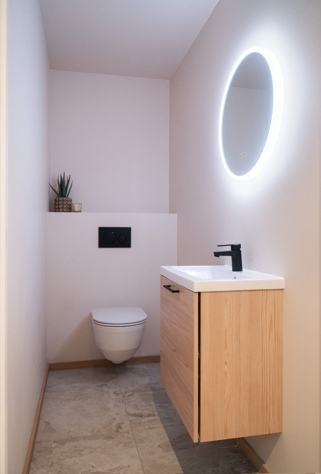 I tilknytning til hallen finnes et separat toalettrom. Galleribilde