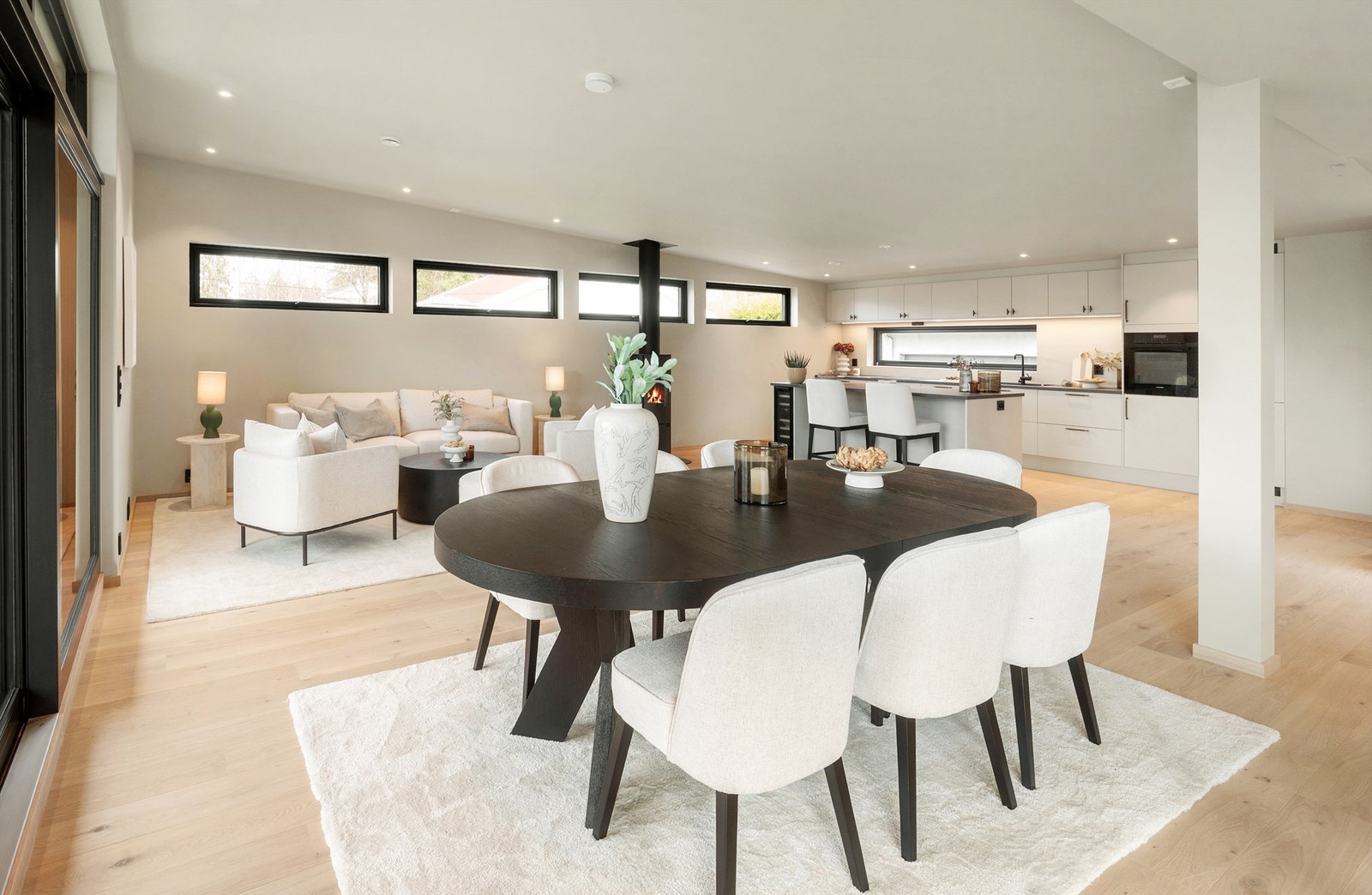 God plass til et stort spisebord for hyggelige sammenkomster med familie og venner. Galleribilde