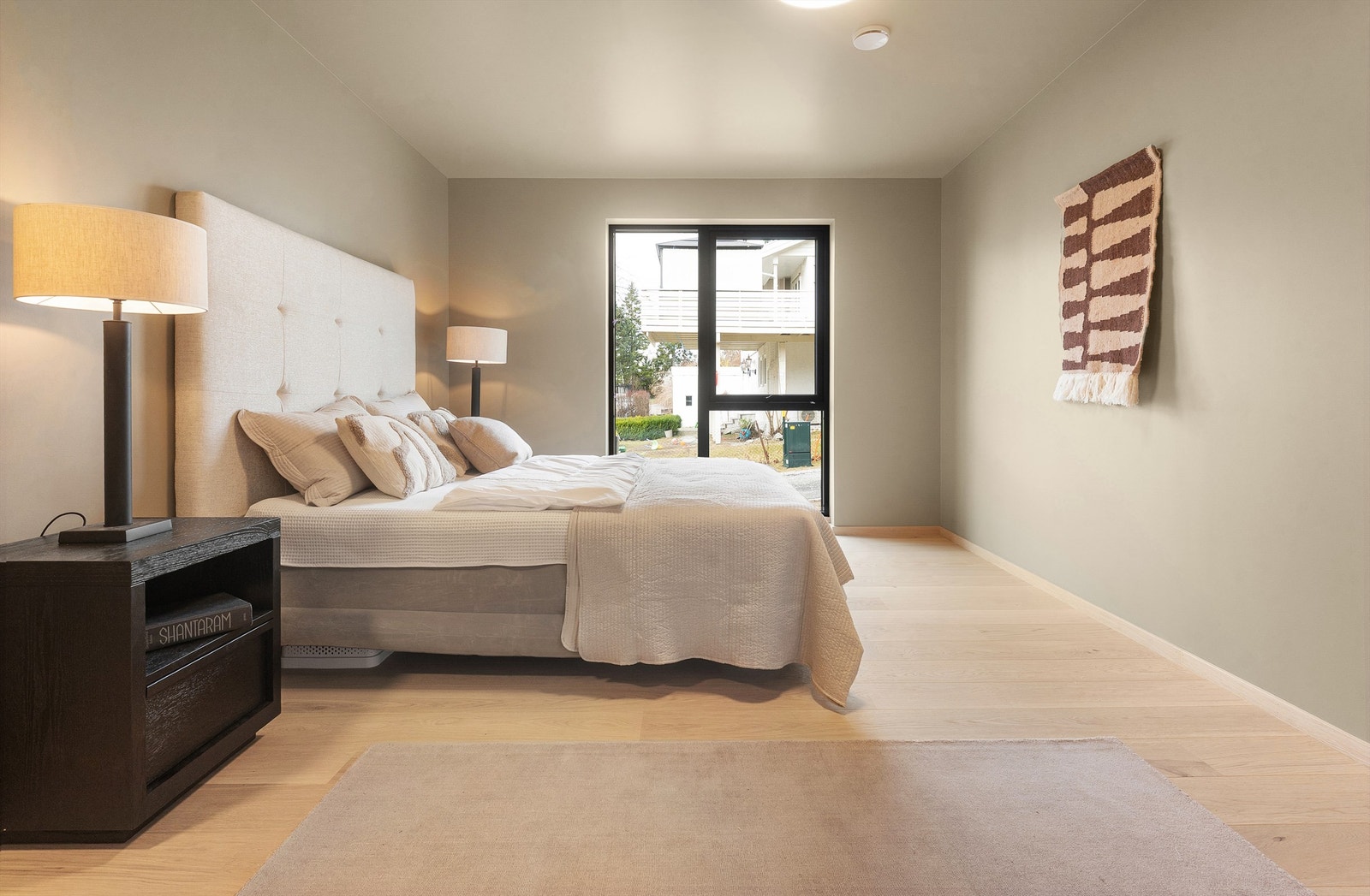 Hovedsoverommet på 15,2 m² har god plass til dobbeltseng og garderobeløsning. Galleribilde