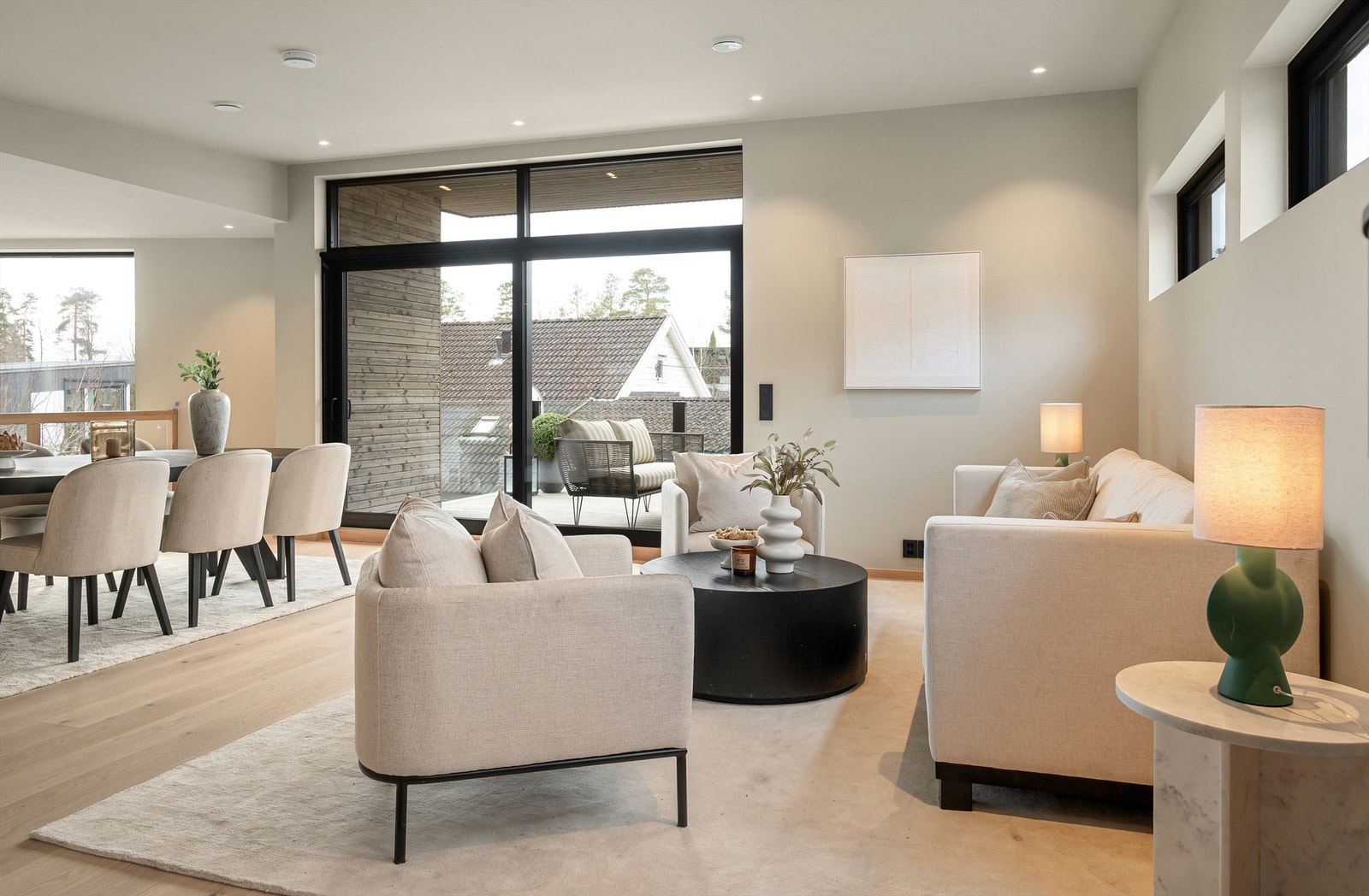 Skyvedøren i glass visker ut skillet mellom inne og ute på varme dager. Galleribilde