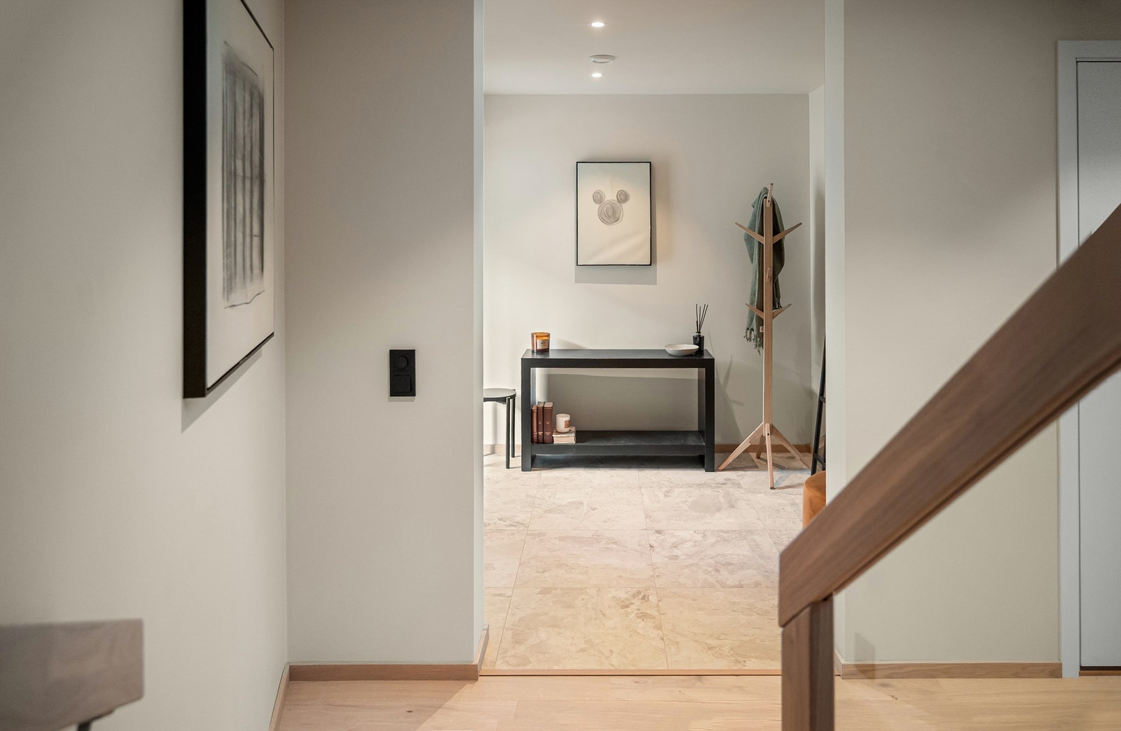 Fra hallen er det trappeforbindelse til de øvrige etasjene, samt direkte adkomst til garasjen via en bod. Galleribilde