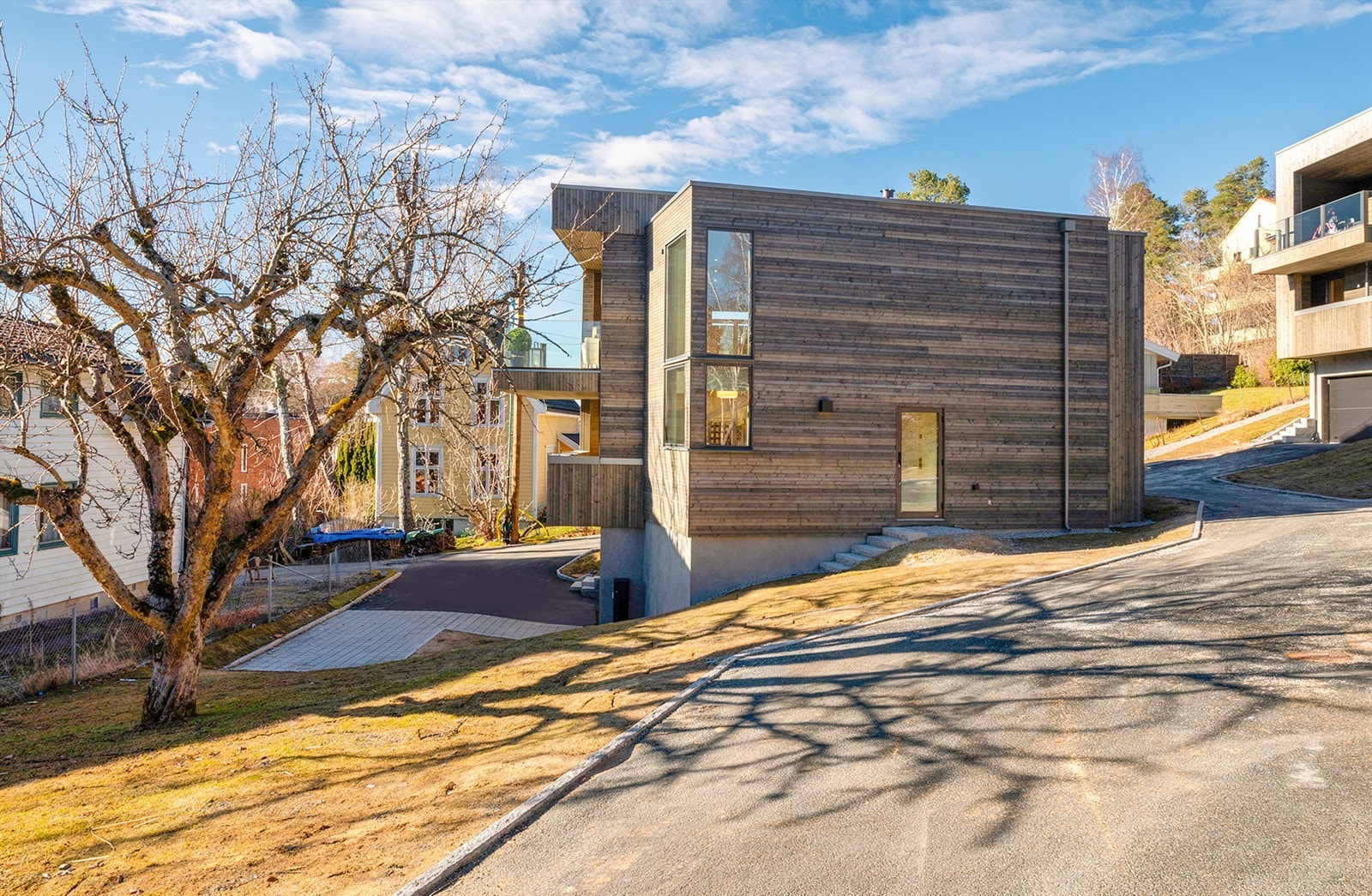 Boligen har adkomst via en felles, privat stikkvei fra Åsdalsveien. Galleribilde