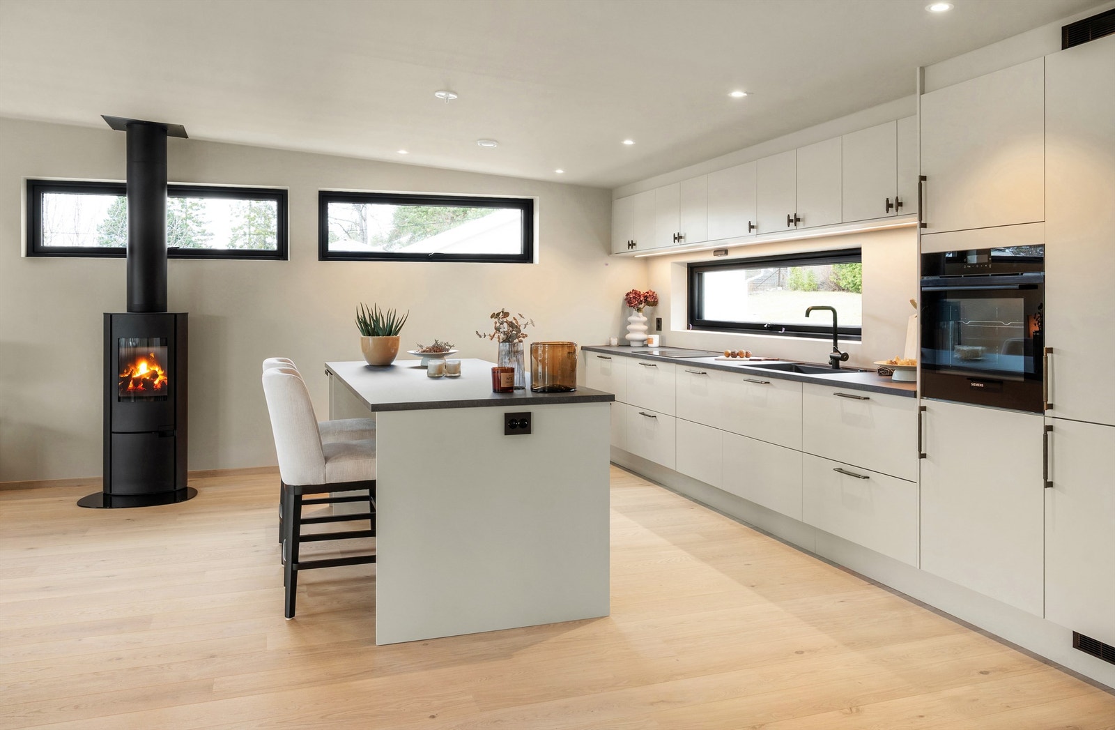 Peisovnen gir både varme og hygge til den store stue- og kjøkkensonen. Galleribilde