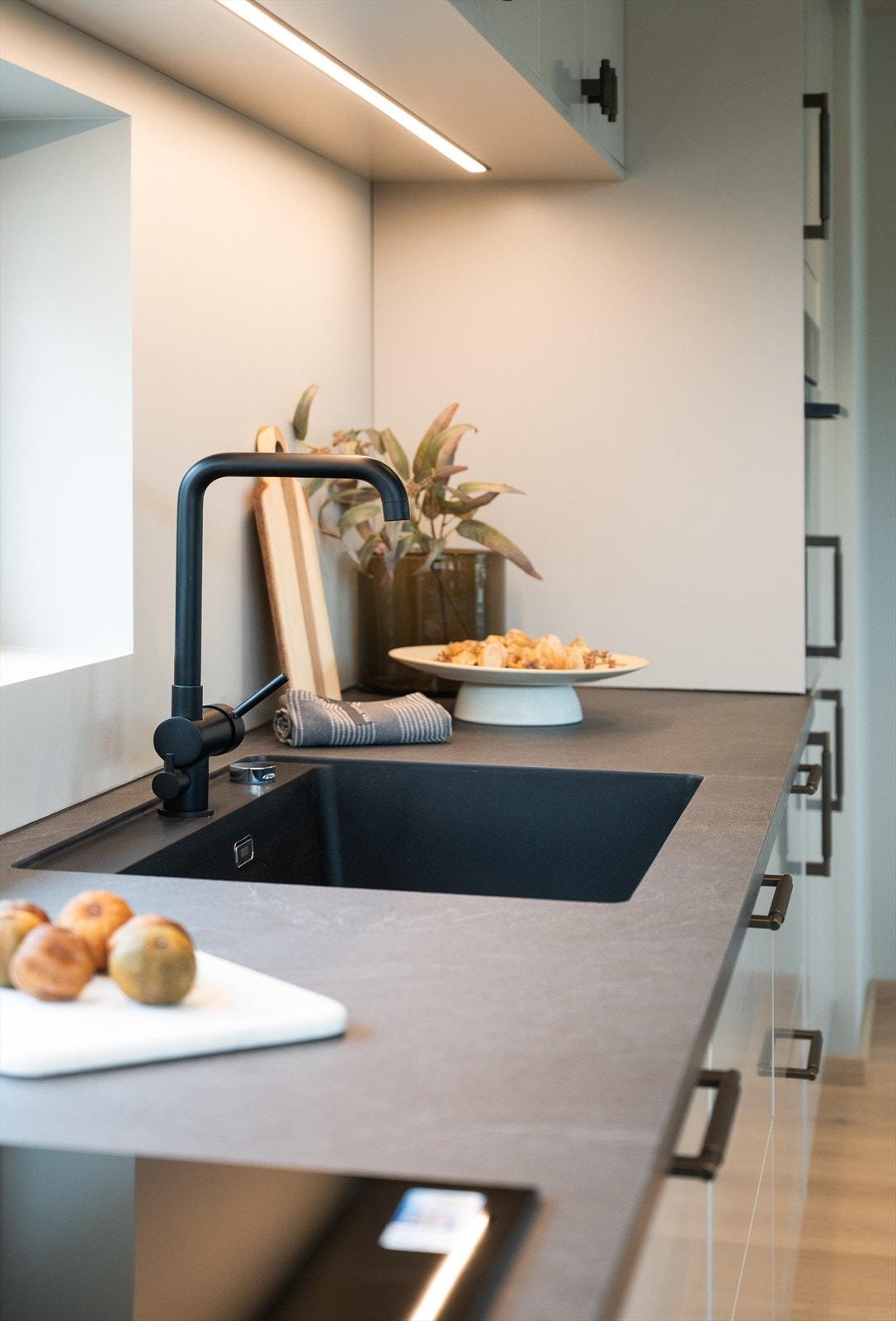 Stilrene detaljer som underlimt vask og sort armatur. Galleribilde