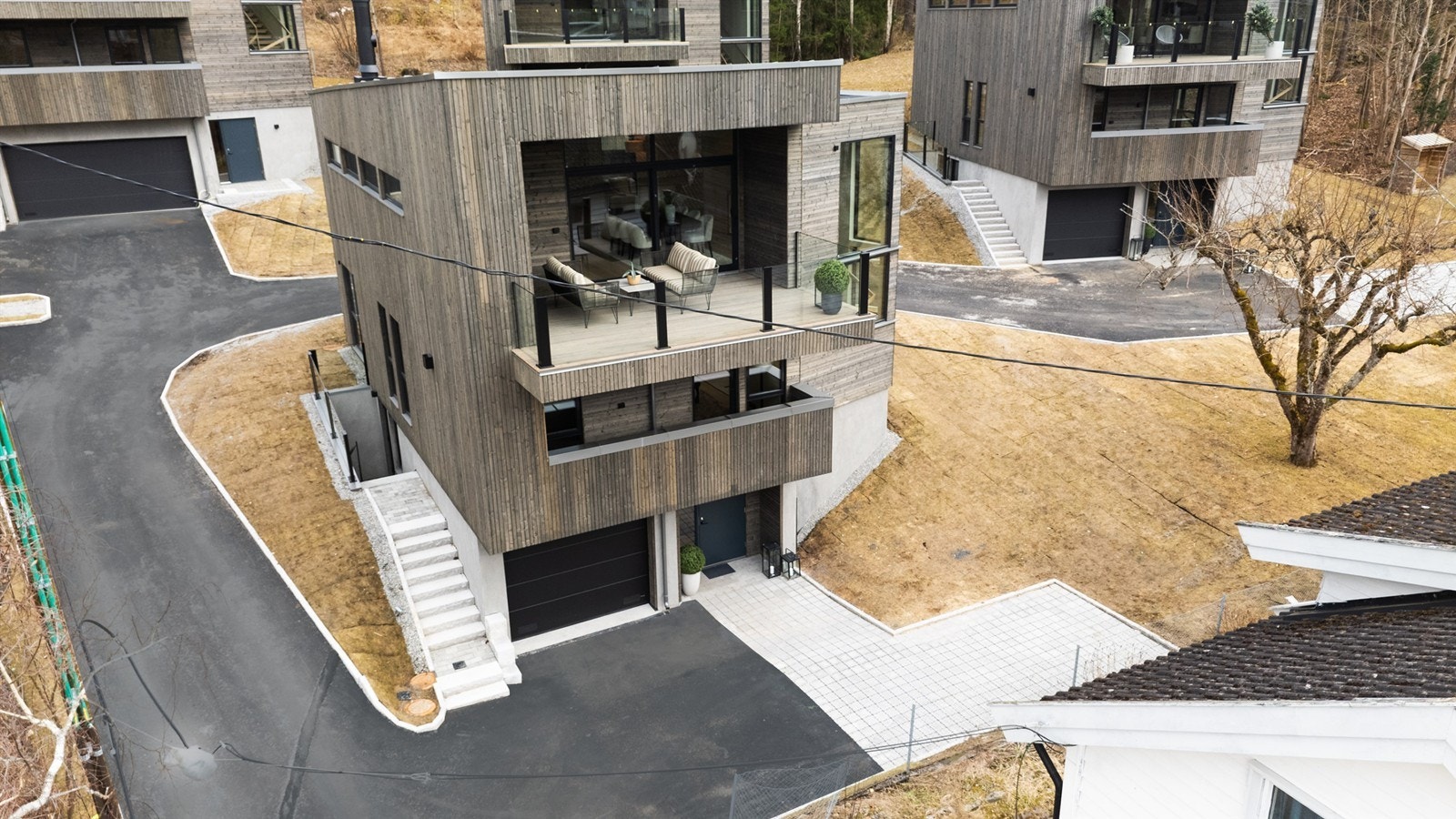 Eiendommen ligger i et etablert og rolig villastrøk på Nordstrand. Galleribilde