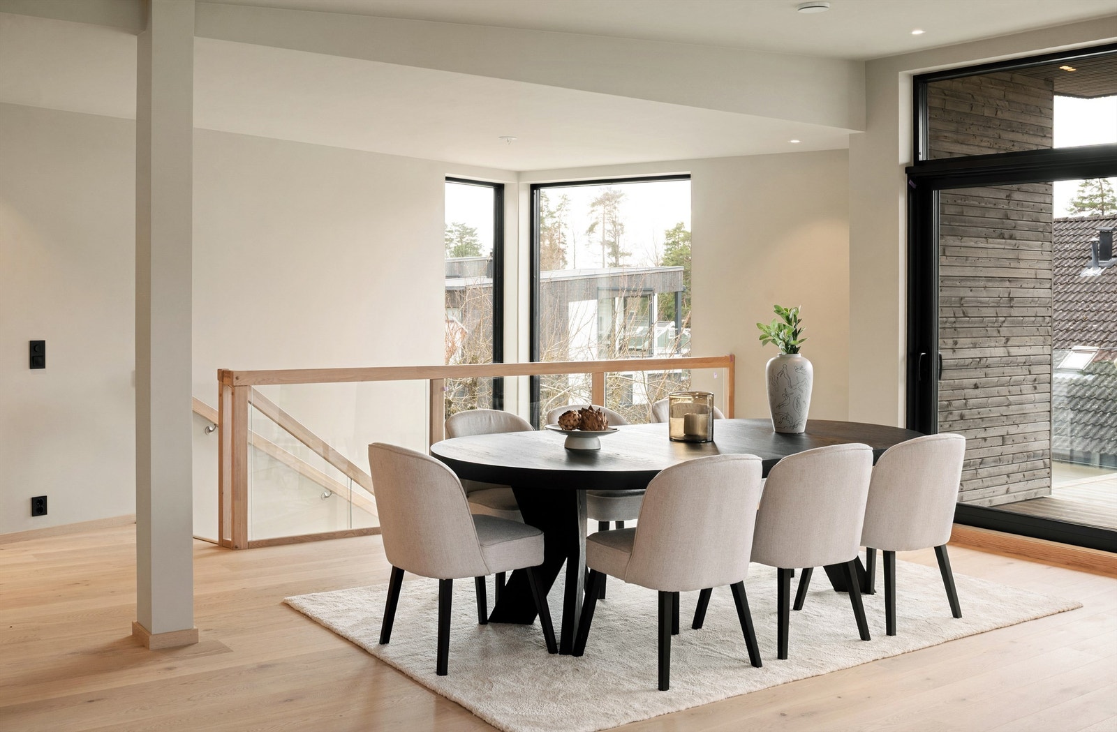 Trapperommet er elegant integrert i rommet med rekkverk i glass. Galleribilde