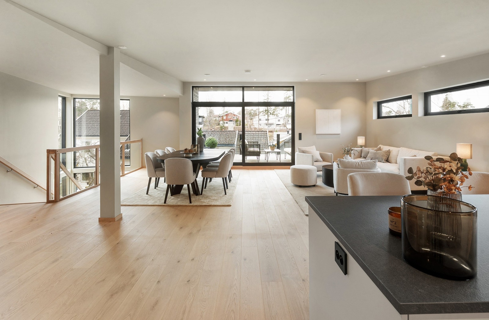 Hovedoppholdsrommet i toppetasjen har en takhøyde på opptil 2,85 meter, som gir en svært luftig romfølelse. Galleribilde