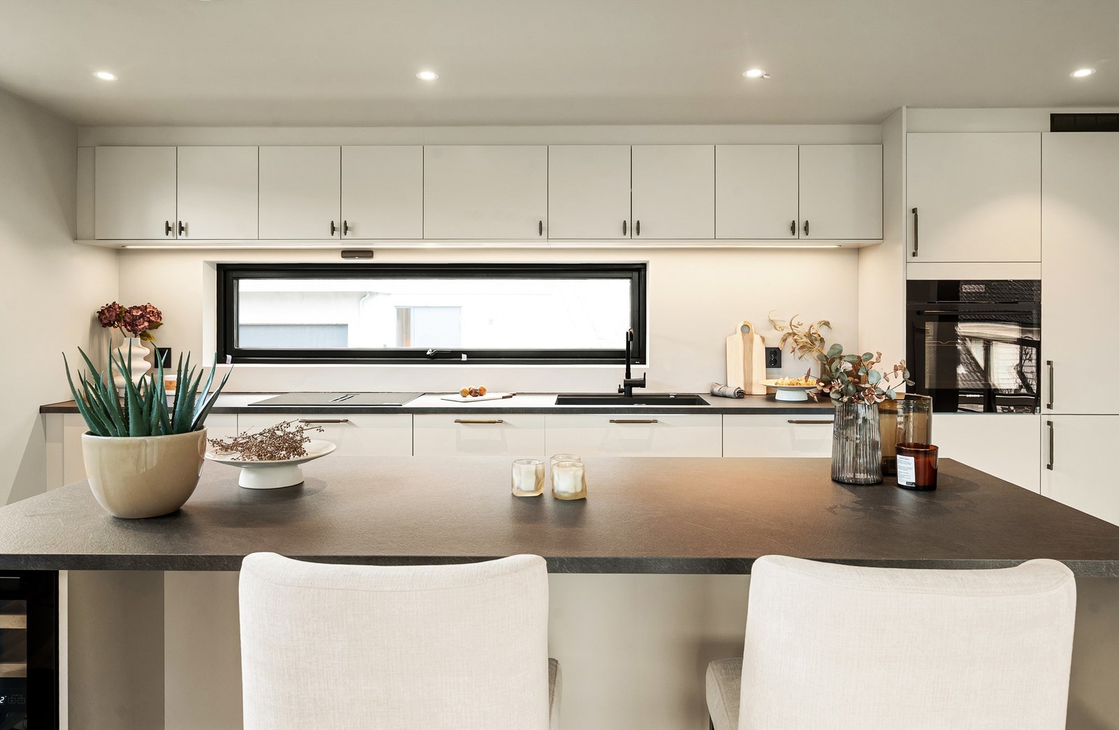 Kjøkkenøya gir ekstra arbeidsflate og uformelle sitteplasser. Galleribilde