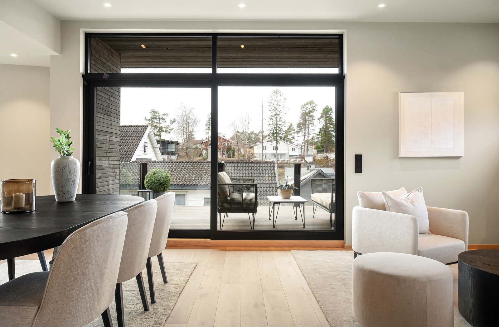 Fra stuen er det direkte utgang til den store balkongen. Galleribilde