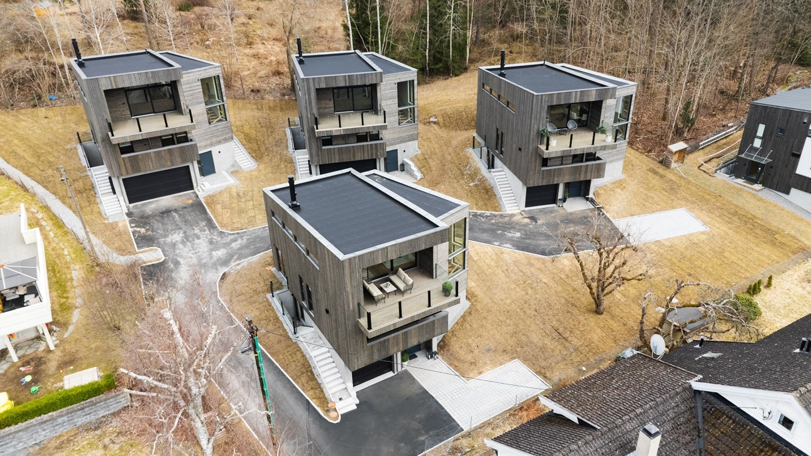 Et attraktivt og barnevennlig område med gangavstand til skoler, fritidstilbud og servicetilbud på Sæter Torg. Galleribilde