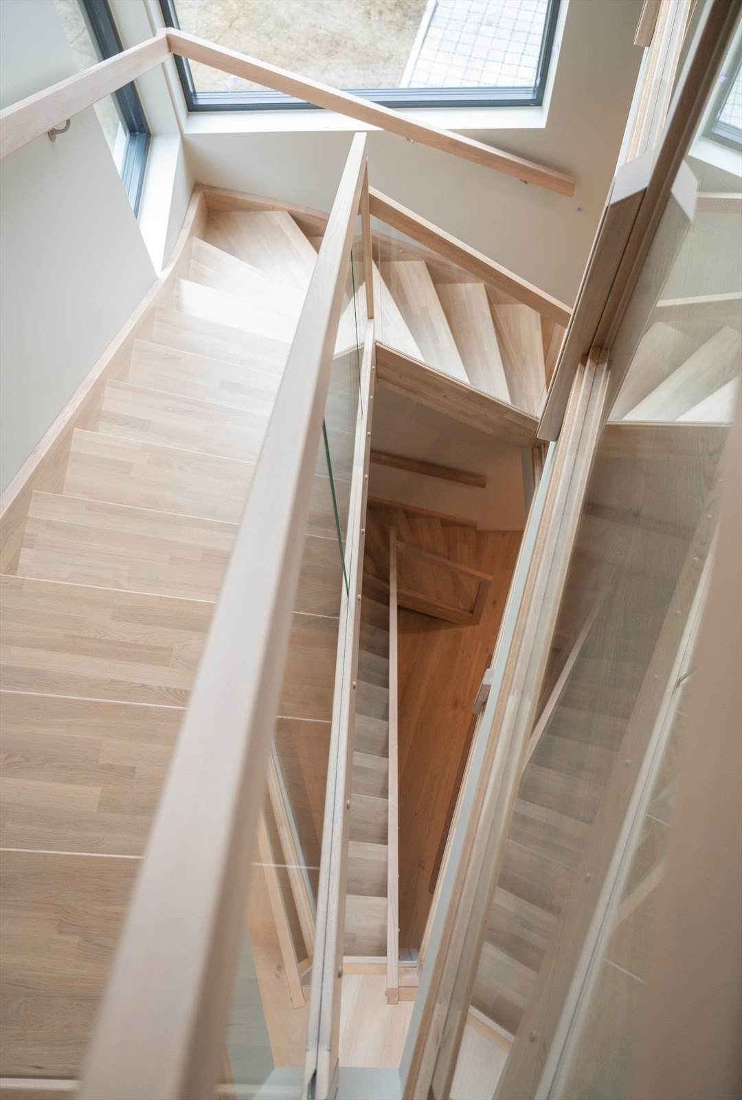 Trappen er et arkitektonisk element i seg selv, og binder de tre planene elegant sammen. Galleribilde