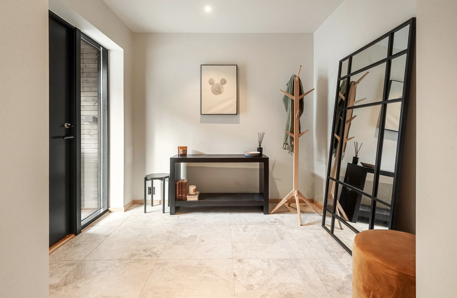 Romslig entré og hall i underetasjen gir et innbydende første møte med boligen. Galleribilde