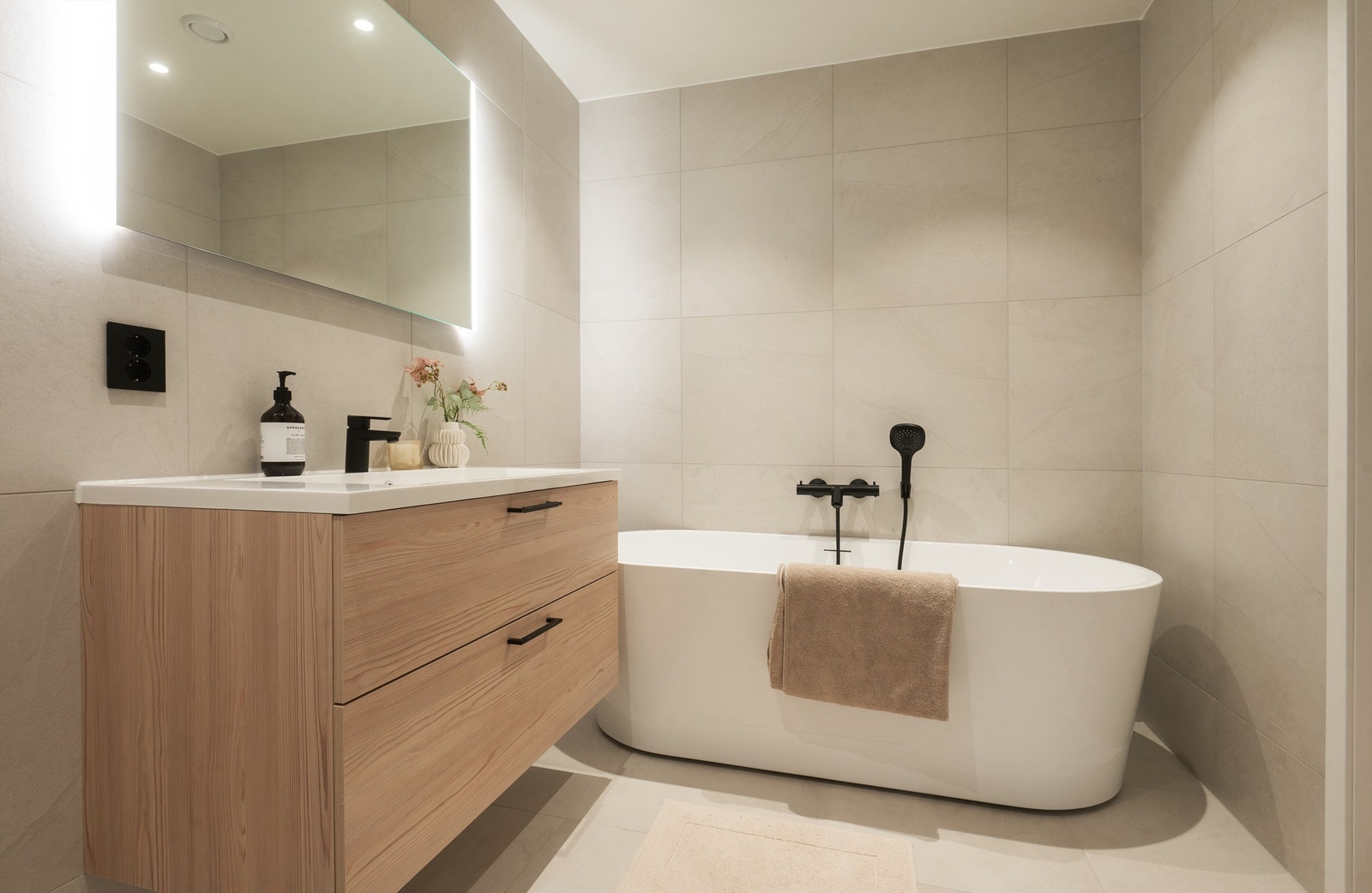 Baderomsinnredning med doble skuffer gir god oppbevaringsplass. Galleribilde