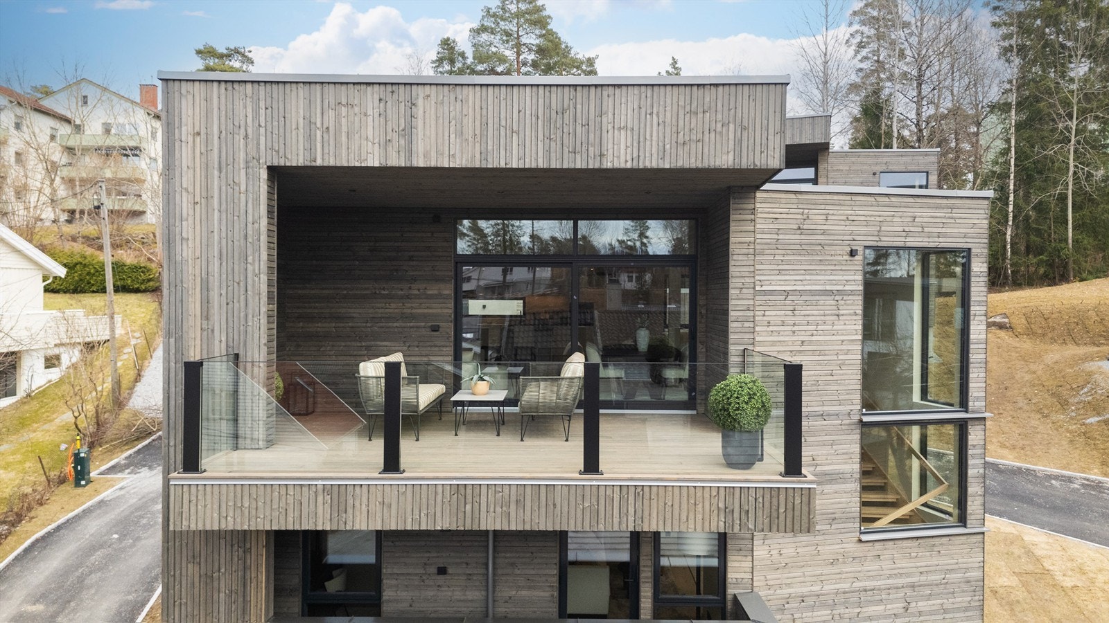 Boligen har et moderne arkitektonisk uttrykk med rene linjer og store glassflater. Galleribilde