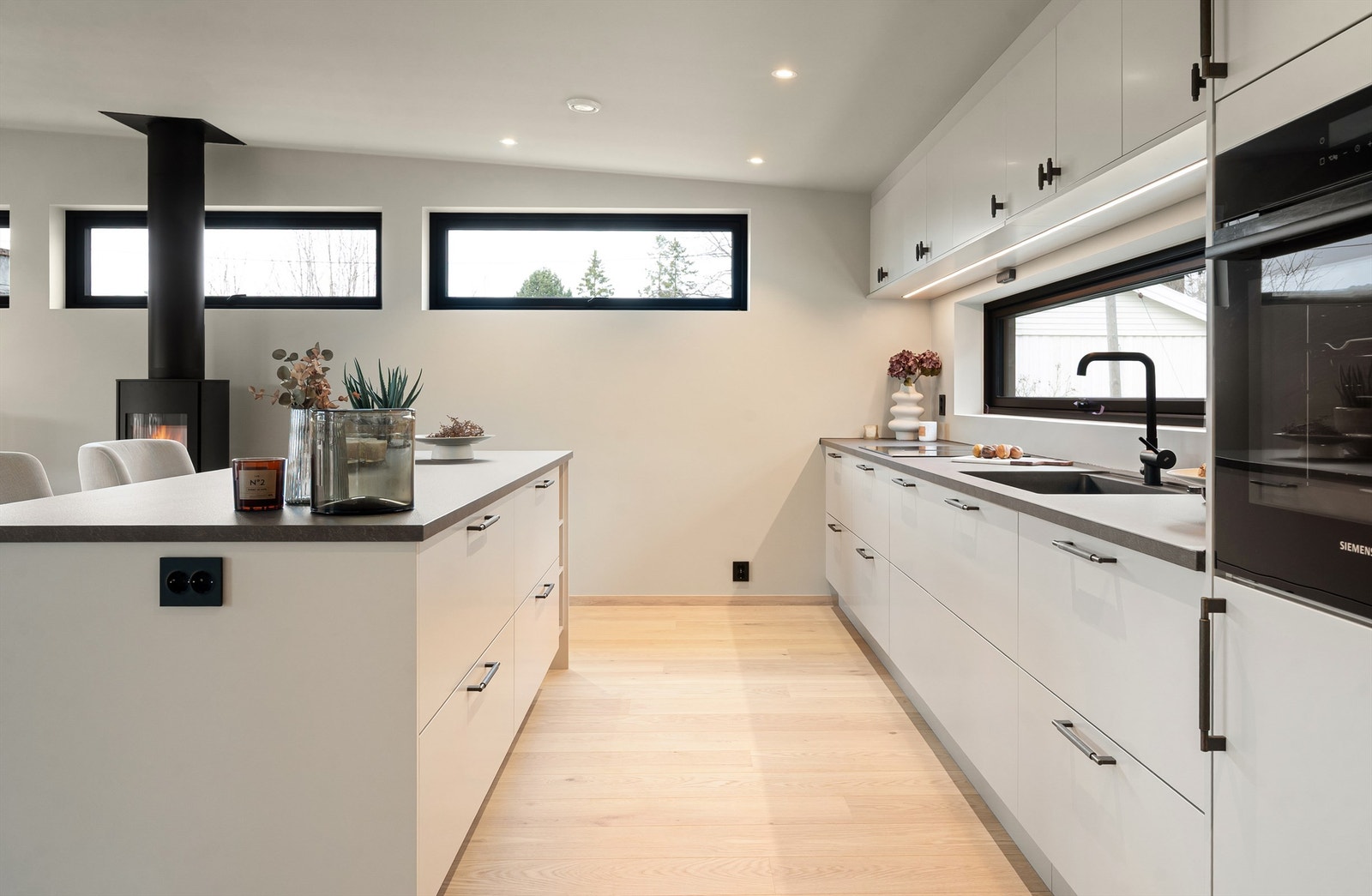 Rikelig med skap- og benkeplass, samt integrerte hvitevarer. Galleribilde