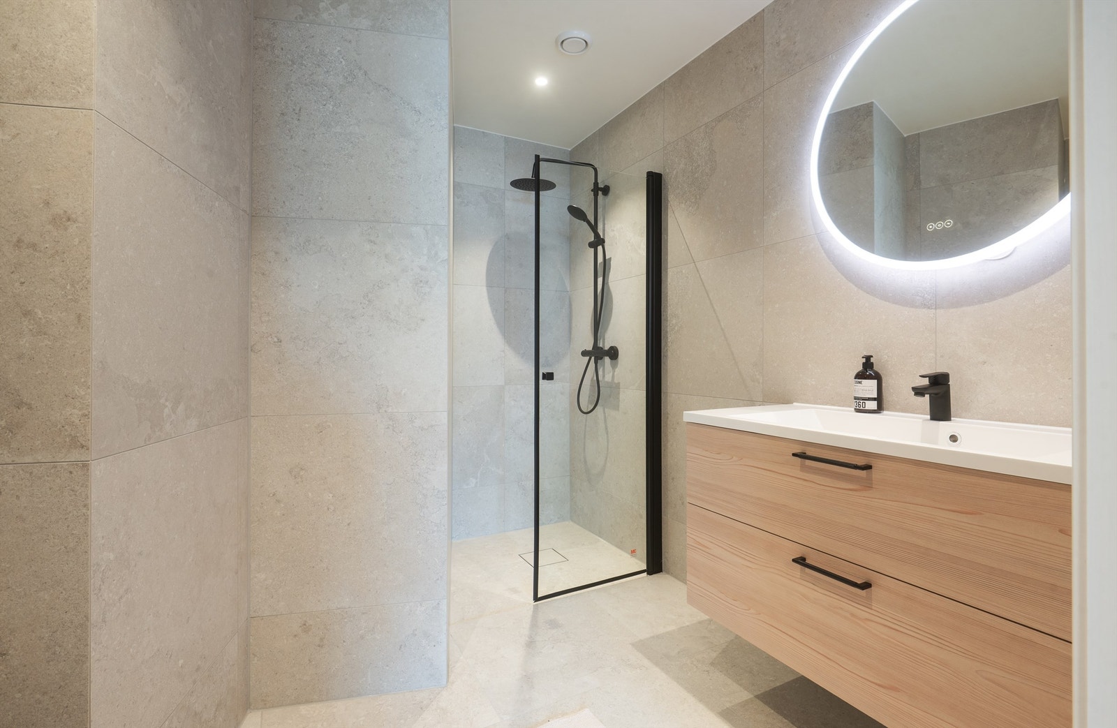 Gjennomgående moderne og stilrene valg av armaturer og innredning på alle bad. Galleribilde