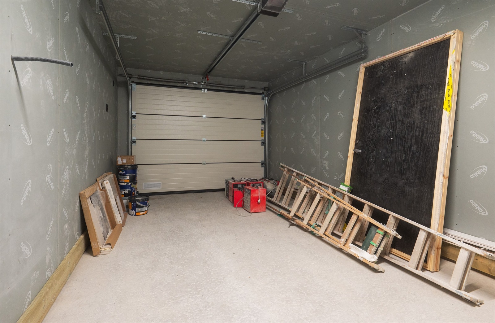 Integrert garasje på ca. 17 m² med praktisk, innvendig adkomst. Galleribilde