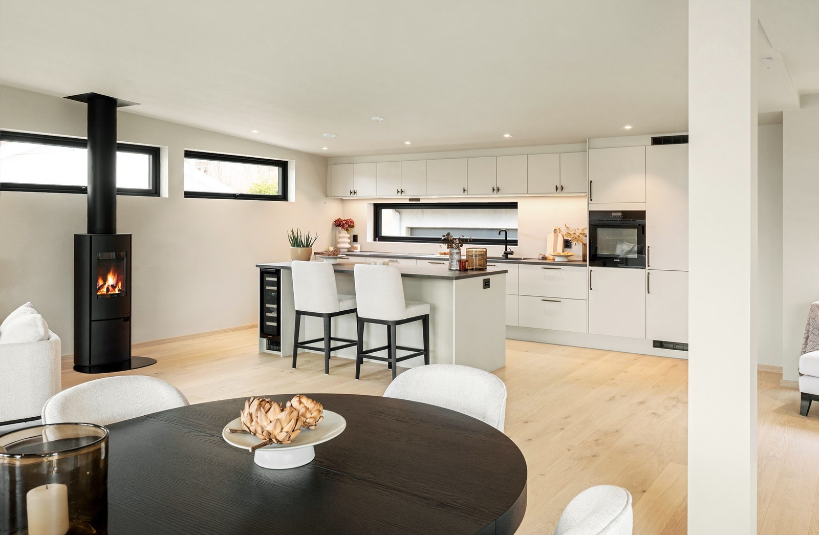 Fra spisestuen ser man over hele det åpne rommet, fra kjøkkenet til sofakroken. Galleribilde