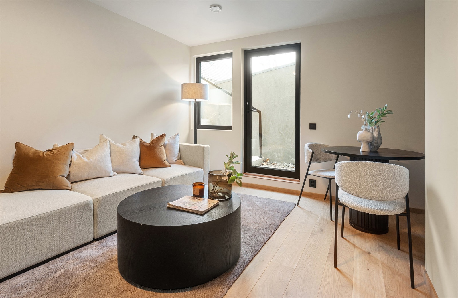 Rommet har en takhøyde på 2,42 meter. (Ikke varig oppholdsrom) Galleribilde