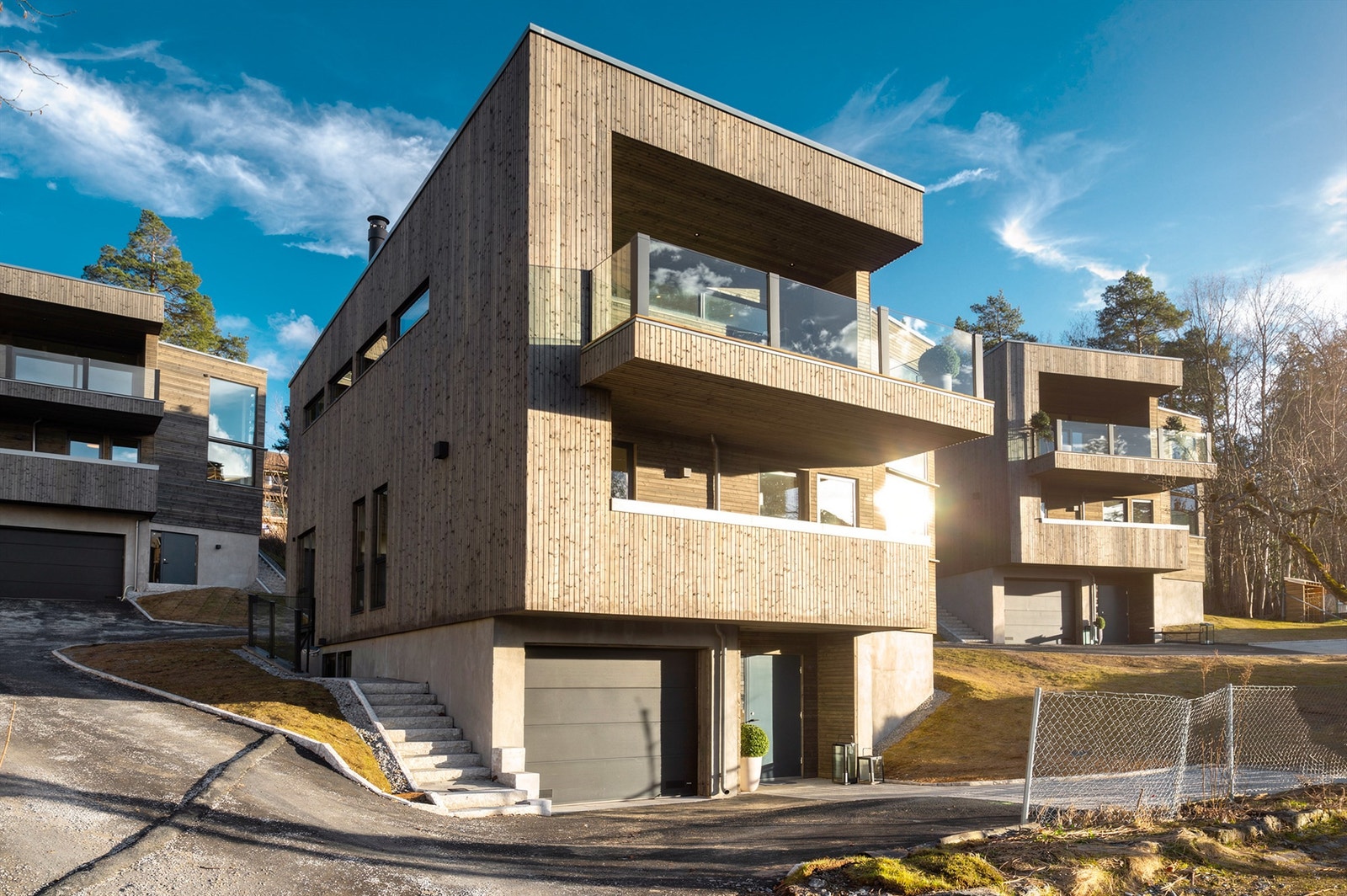 Velkommen til Åsdalsveien 34H! En nybygget, arkitekttegnet enebolig fra 2026, tegnet av anerkjente Strand/Løken arkitekter. (Ai generert bilde, kun illustrasjon) Galleribilde