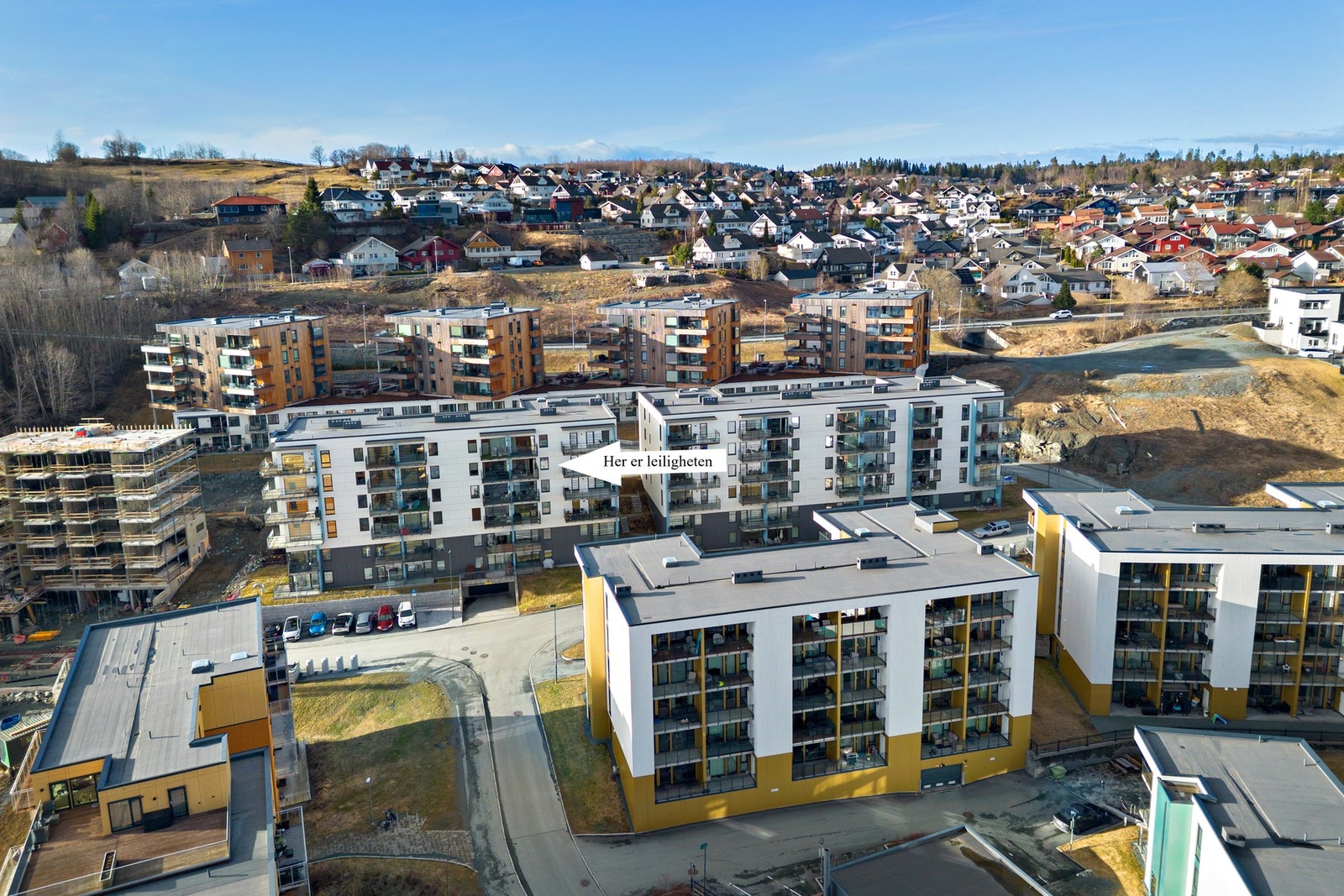 Leiligheten ligger fint til i byggets nest øverste etasje Galleribilde