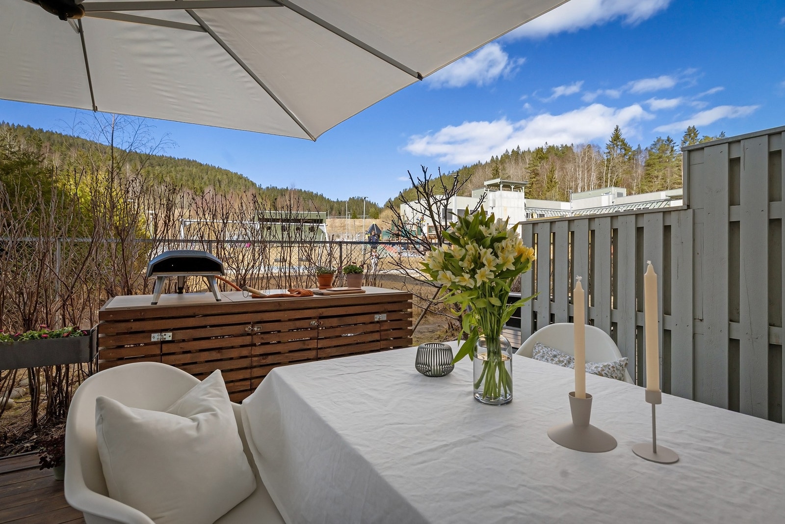 Her er det god plass til flere sittegrupper og grill Galleribilde
