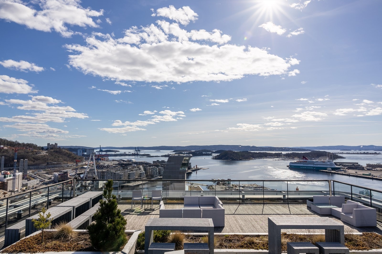 Felles takterrasse med spektakulær sjøutsikt og sol fra morgen til kveld Galleribilde