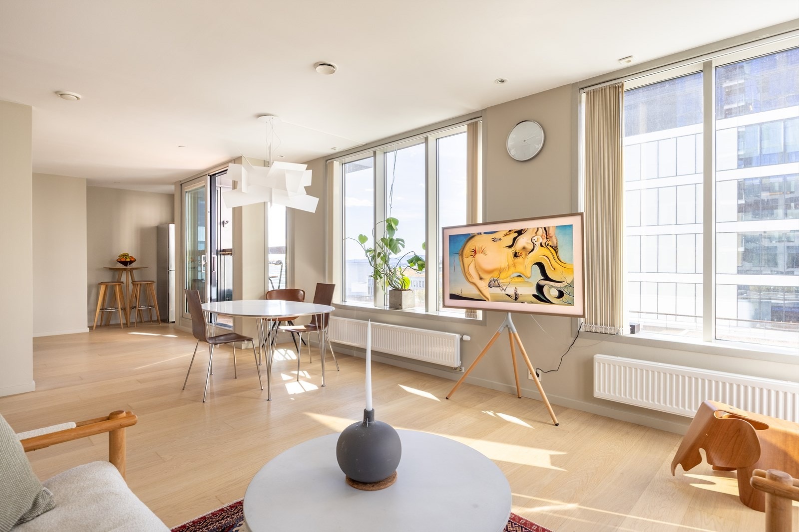 Lys og moderne 2-roms med fantastisk utsikt, gode lysforhold og attraktiv beliggenhet Galleribilde