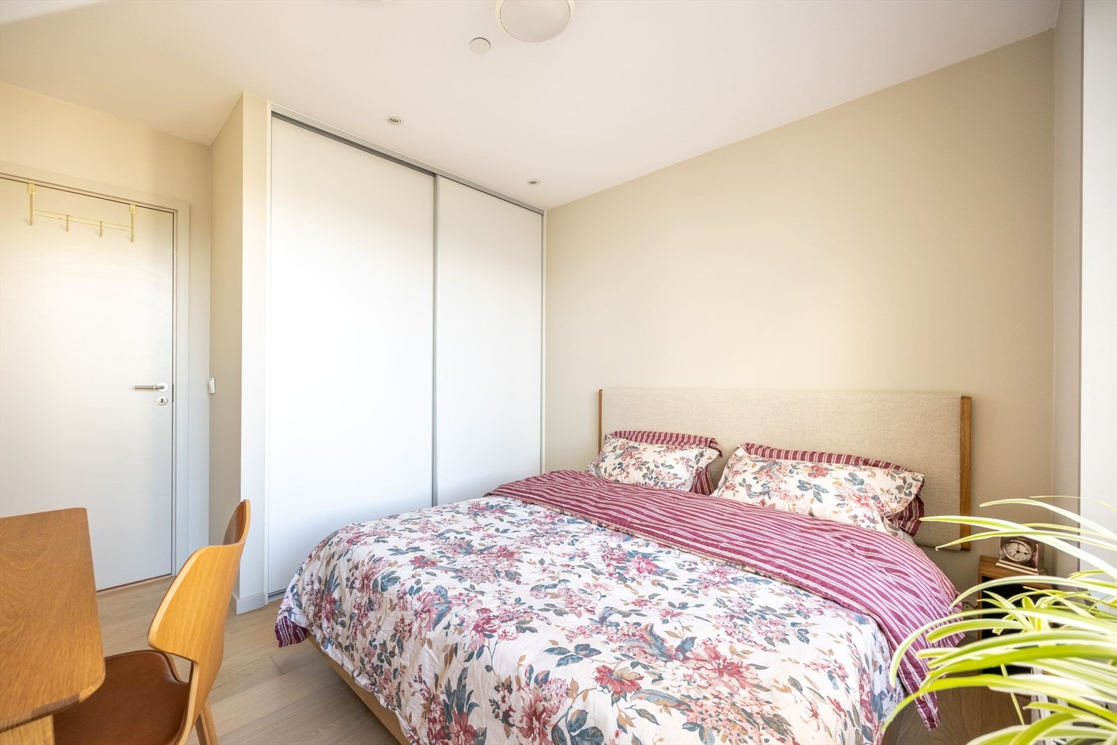 Skyvedørsgarderobe med god lagringsplass Galleribilde