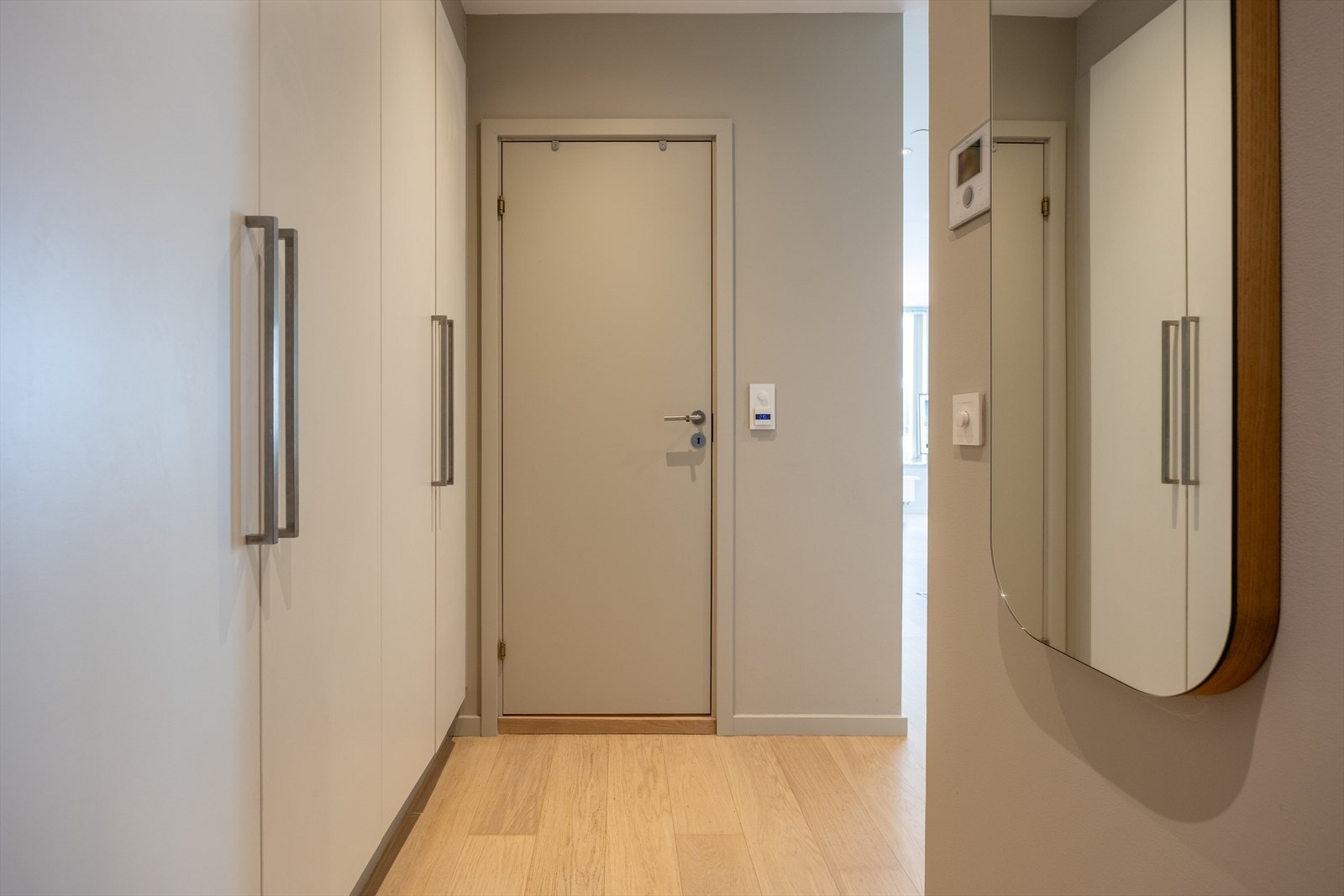 Stor entré med plassbygde skap og god plass Galleribilde
