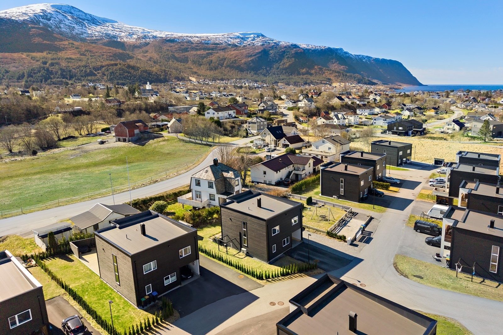 Rett ved er det lekeplass som gjør at barna holder seg selvgående og opptatt sammen med folk i nærområdet. Galleribilde