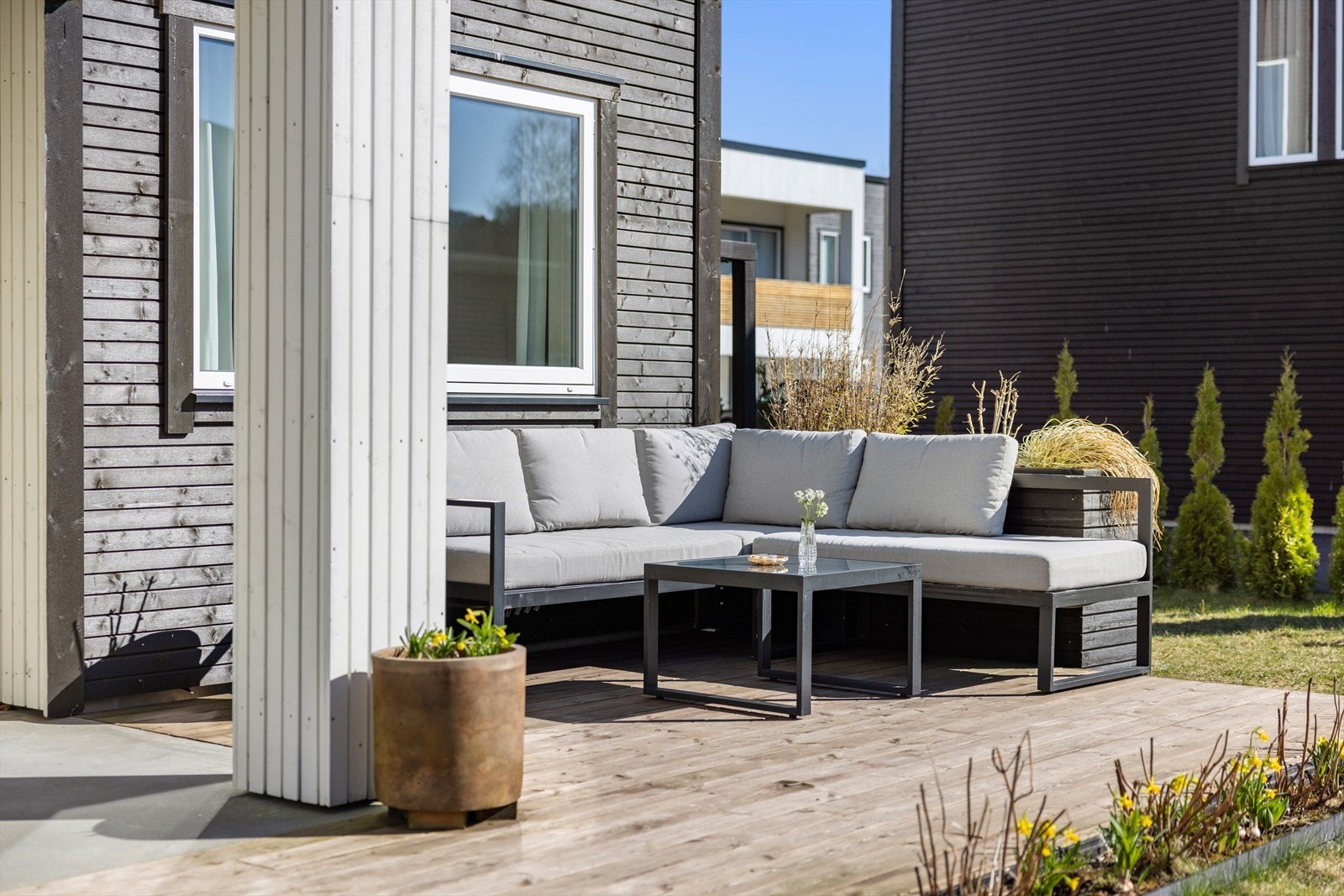 Om man skal holde utkikk med ungene som styrer på er det flere uteområder på bakkeplan - alltid omringet av sol og med lite innsyn. Galleribilde