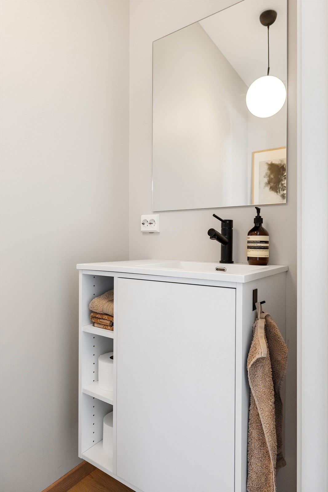 Vegghengt wc, servant med oppbevaring og speil. Galleribilde