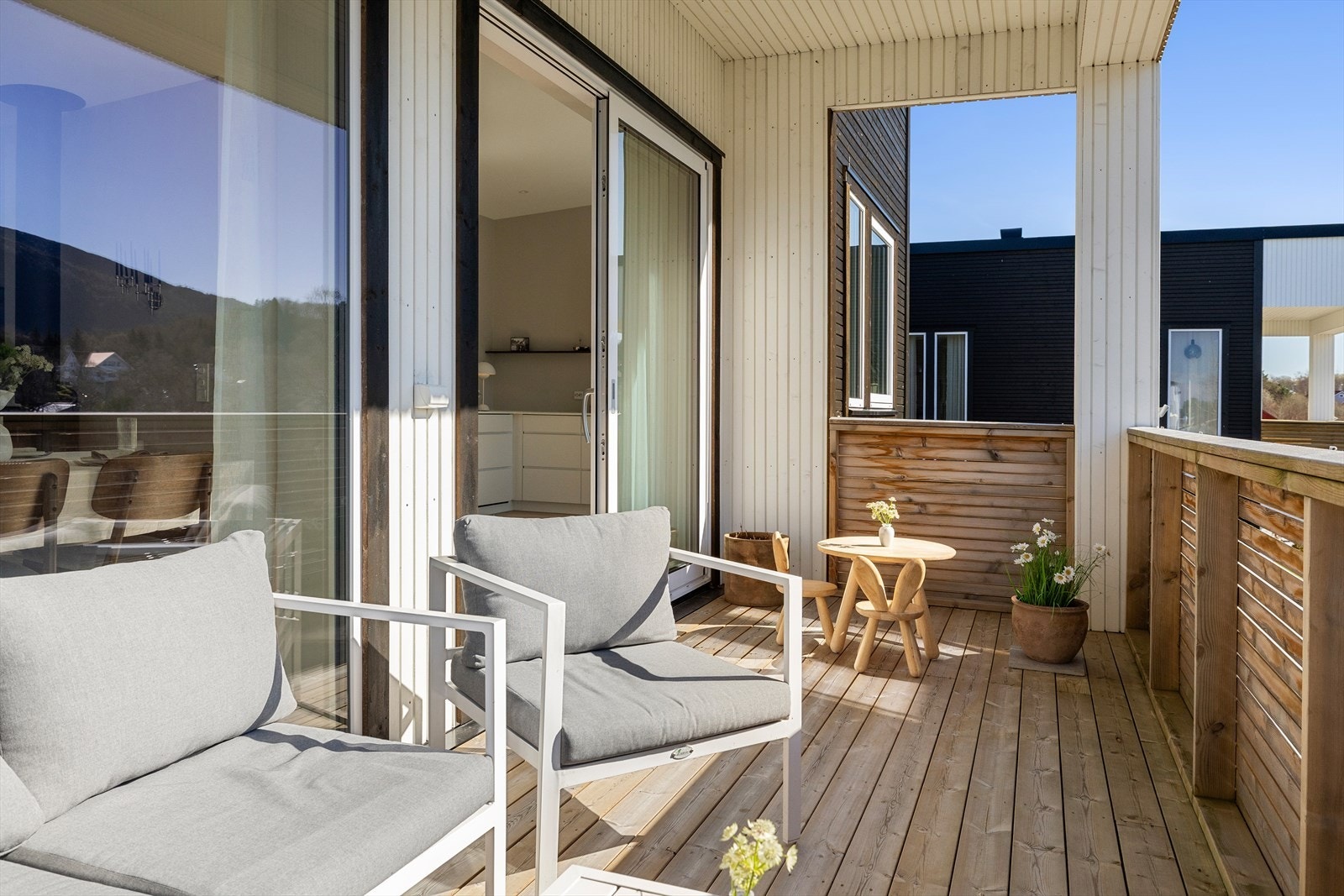 I andreetasjen har man fra stue-/kjøkkendelen utgang til denne solvendte verandaen. Galleribilde