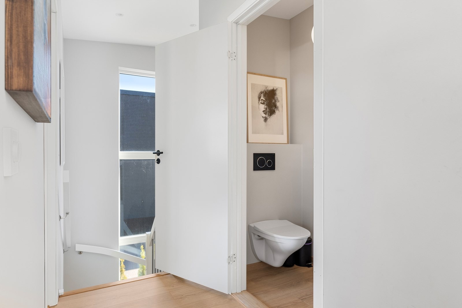 Det er i tillegg til den romslige stue-/kjøkkendelen også toalettrom og et soverom i etasjen. Galleribilde