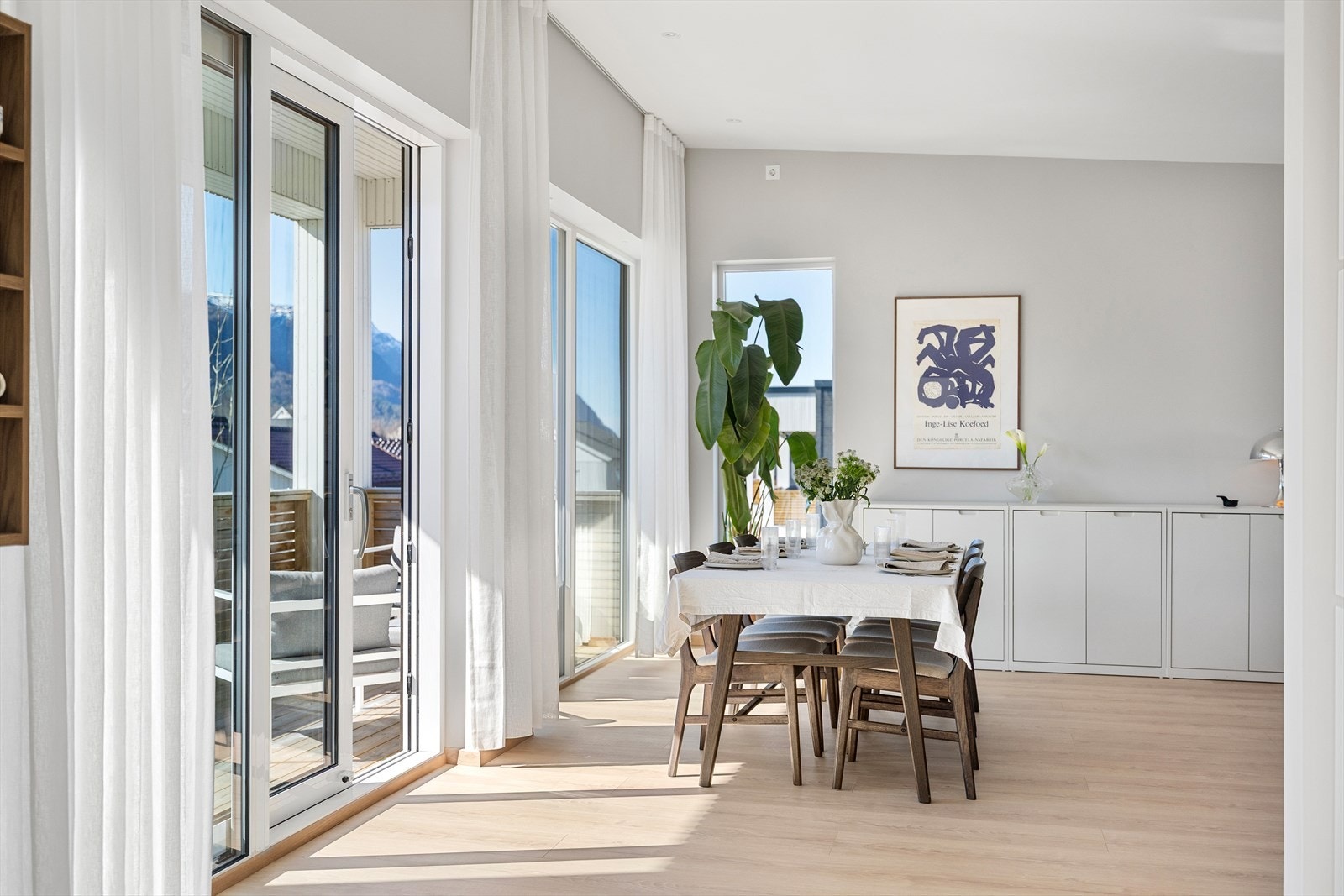 Legg merke til den rause takhøyden, det naturlige lysinnslippet og den behagelige atmosfæren. Galleribilde